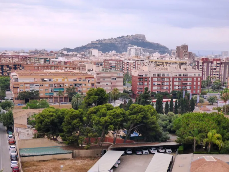 Excepcional ático con Espectaculares Vistas al Mar y al Castillo de Santa Bárbara