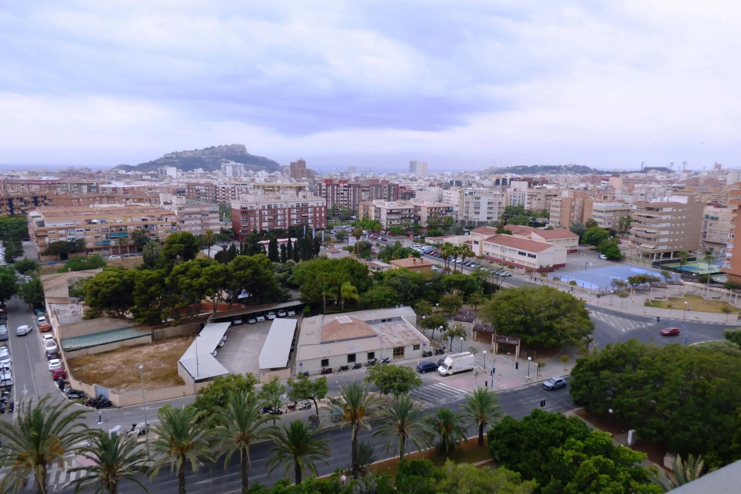 Excepcional ático con Espectaculares Vistas al Mar y al Castillo de Santa Bárbara