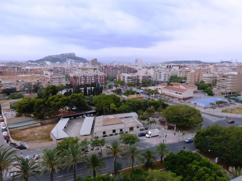 Excepcional ático con Espectaculares Vistas al Mar y al Castillo de Santa Bárbara
