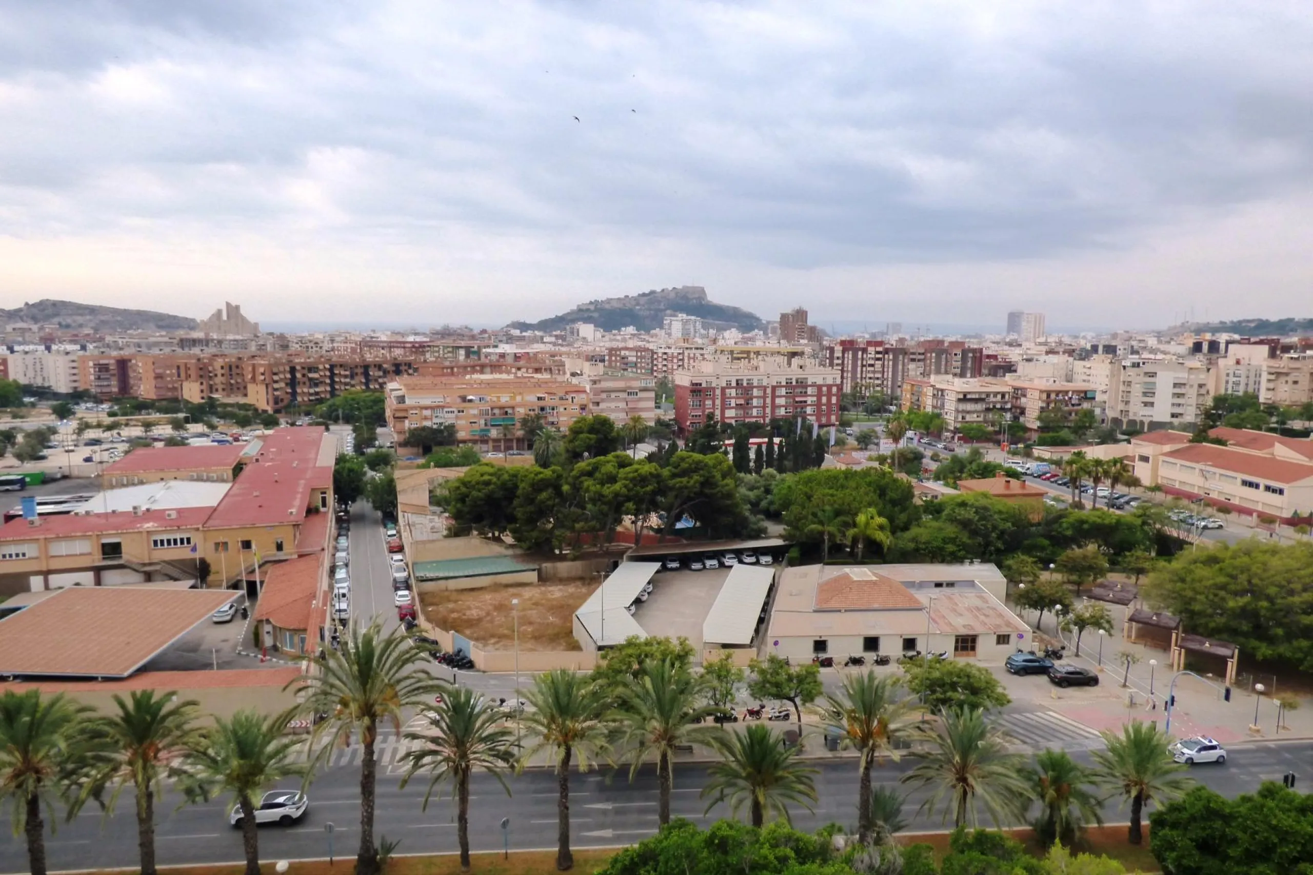 Excepcional ático con Espectaculares Vistas al Mar y al Castillo de Santa Bárbara