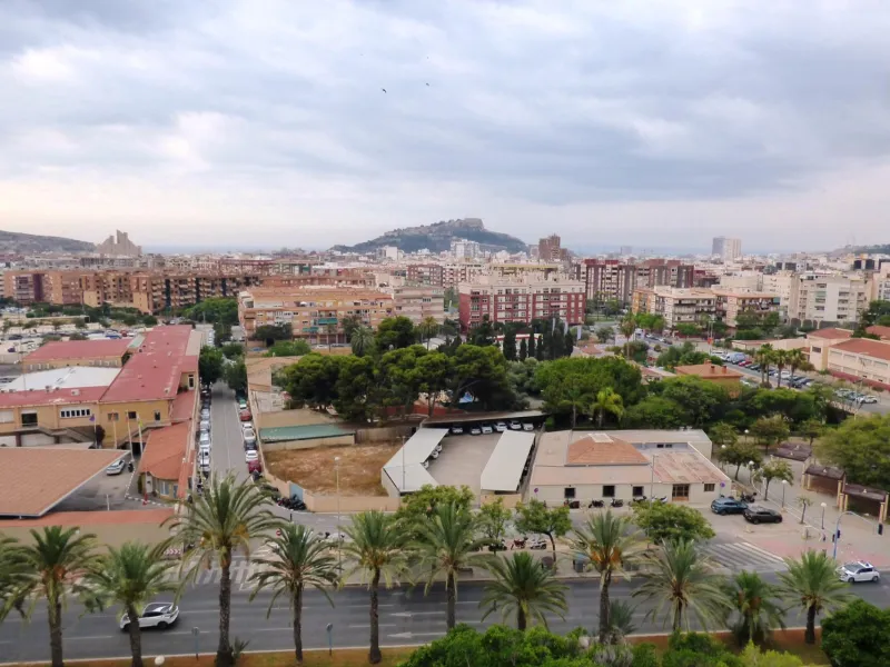Excepcional ático con Espectaculares Vistas al Mar y al Castillo de Santa Bárbara