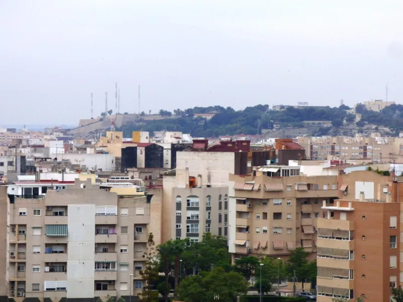 Excepcional ático con Espectaculares Vistas al Mar y al Castillo de Santa Bárbara