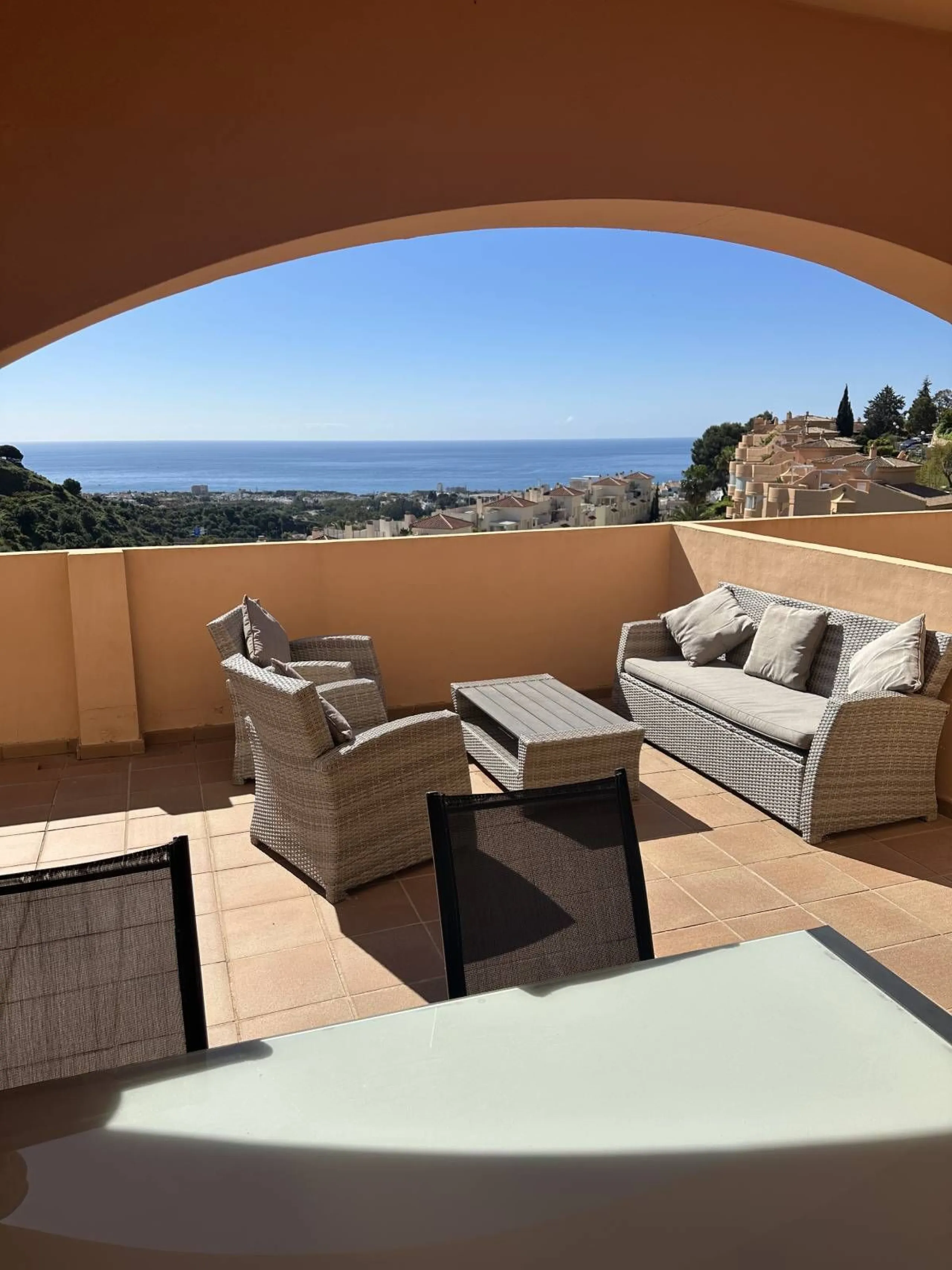 Atemberaubende 2-Zimmer-Wohnung mit Meerblick, privatem Tiefgaragenstellplatz und Abstellraum – Bellavista Hills 2, Calahonda – 349.000 €