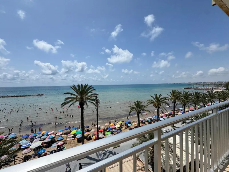 PRIMERA LINEA! APARTAMENTO CON FRONTALES VISTAS AL MAR! CON 101 M2 UTILES! DOS TERRAZAS DE 10 M2. 3 DORM. 2 BAÑOS.