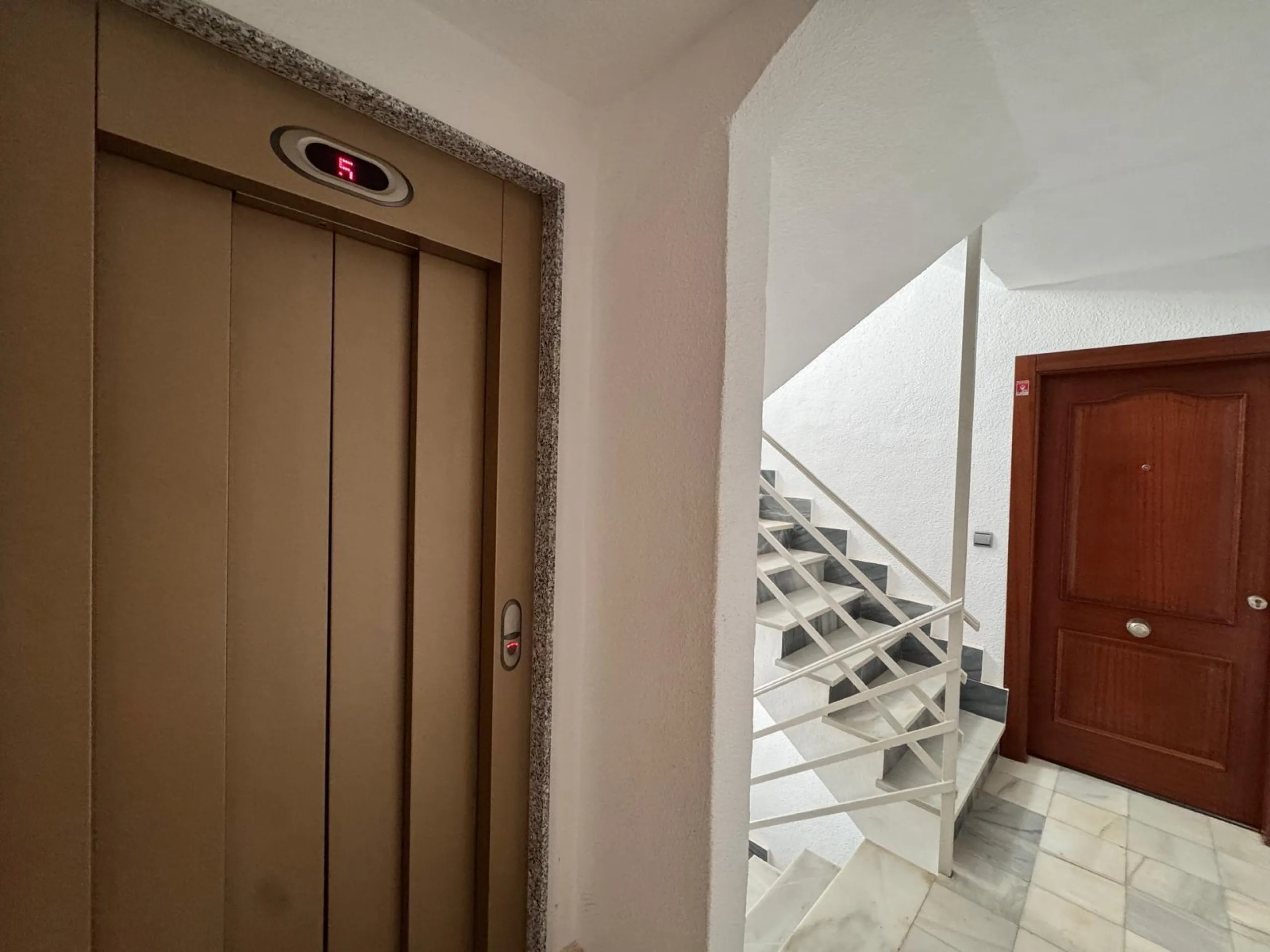 PRIMERA LINEA! APARTAMENTO CON FRONTALES VISTAS AL MAR! CON 101 M2 UTILES! DOS TERRAZAS DE 10 M2. 3 DORM. 2 BAÑOS.