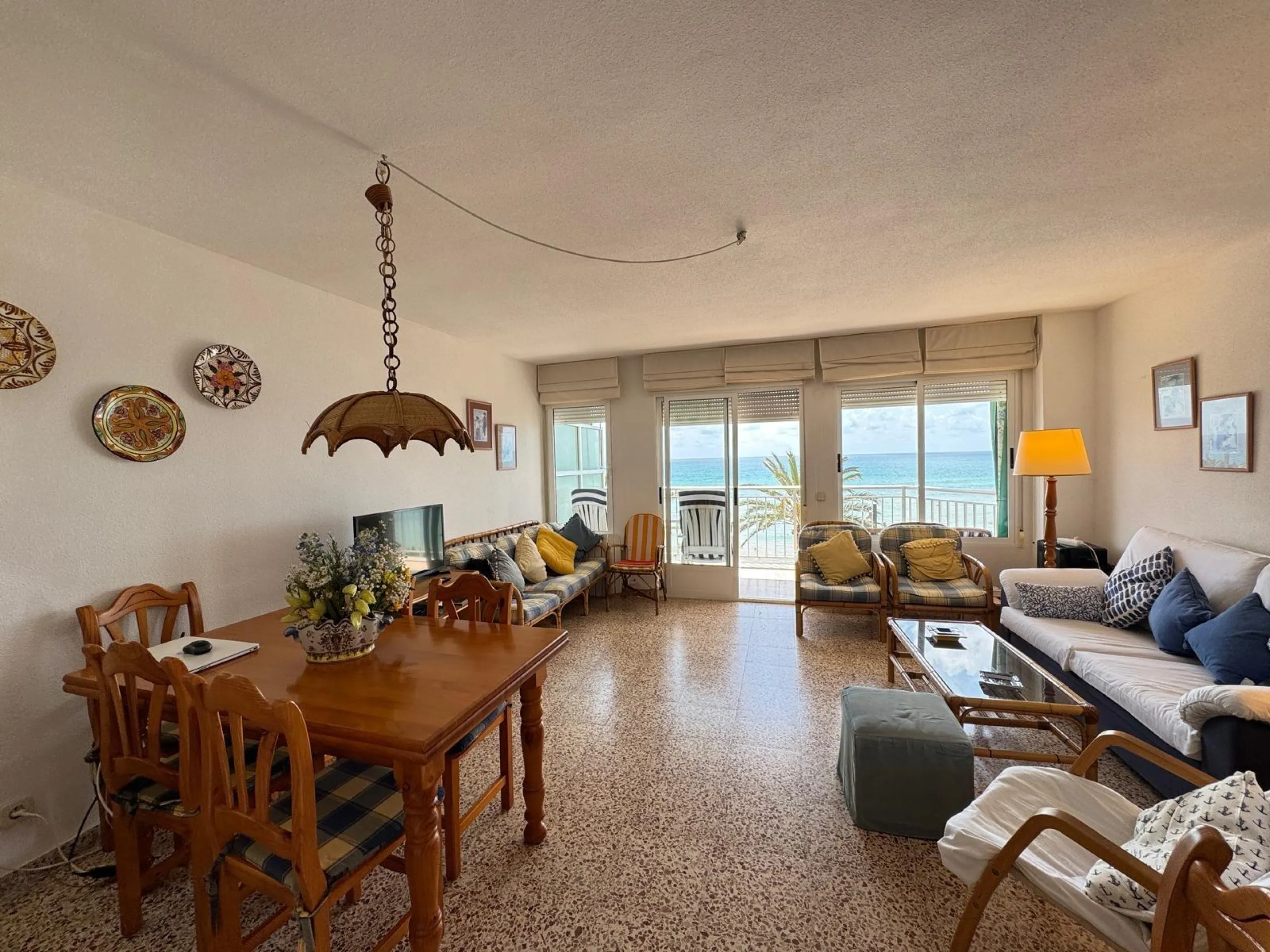 PRIMERA LINEA! APARTAMENTO CON FRONTALES VISTAS AL MAR! CON 101 M2 UTILES! DOS TERRAZAS DE 10 M2. 3 DORM. 2 BAÑOS.