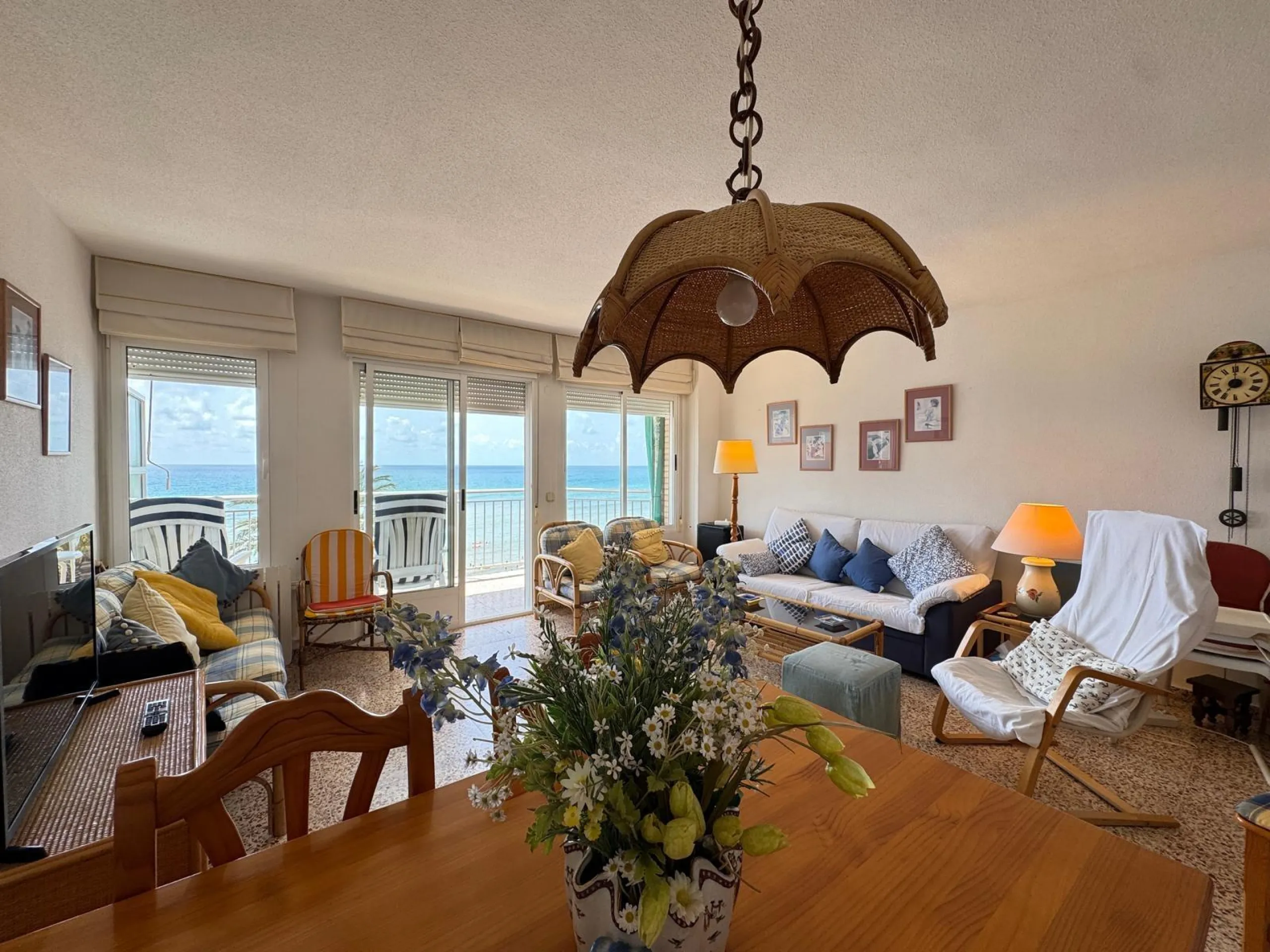 PRIMERA LINEA! APARTAMENTO CON FRONTALES VISTAS AL MAR! CON 101 M2 UTILES! DOS TERRAZAS DE 10 M2. 3 DORM. 2 BAÑOS.