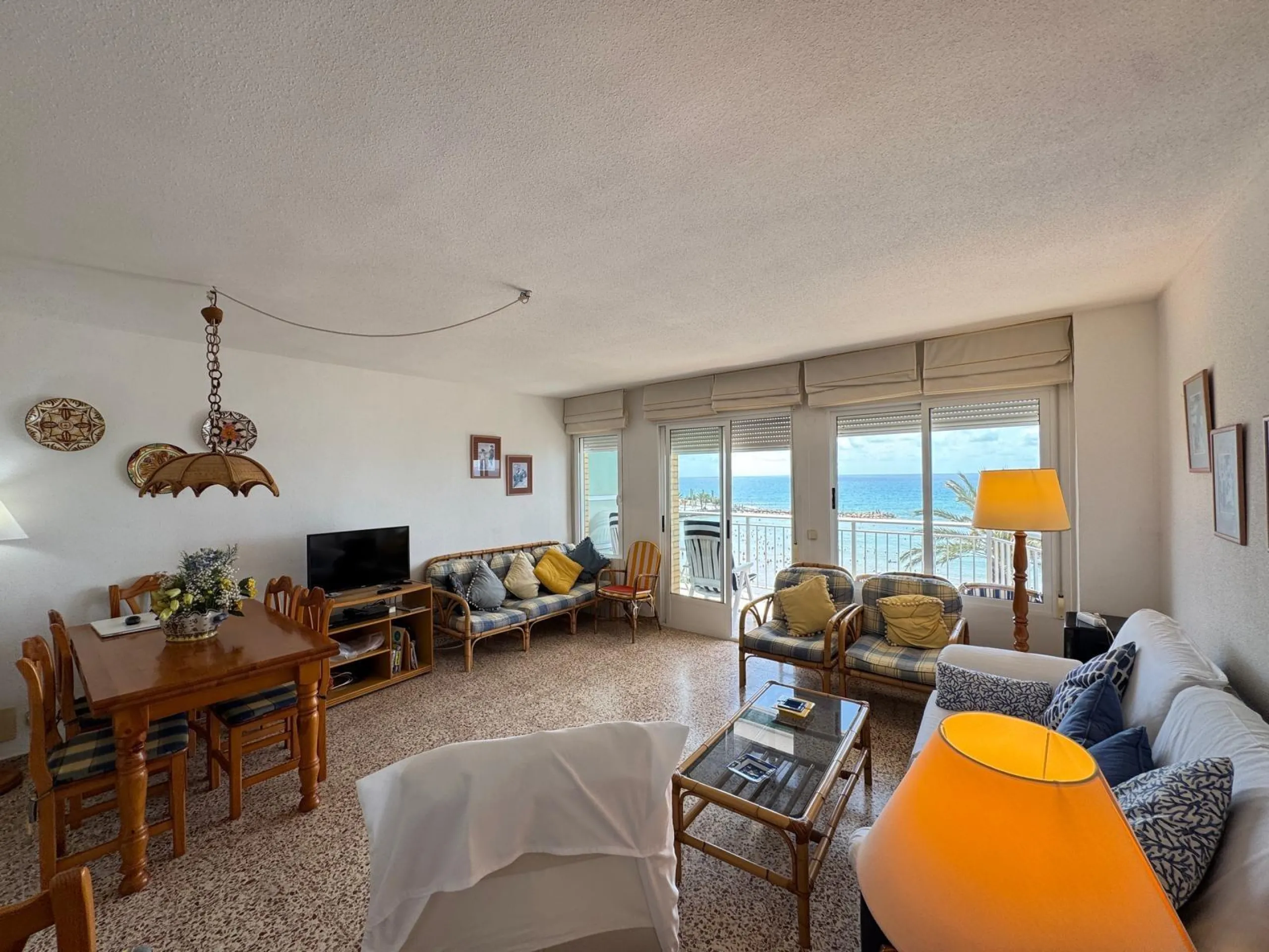 PRIMERA LINEA! APARTAMENTO CON FRONTALES VISTAS AL MAR! CON 101 M2 UTILES! DOS TERRAZAS DE 10 M2. 3 DORM. 2 BAÑOS.