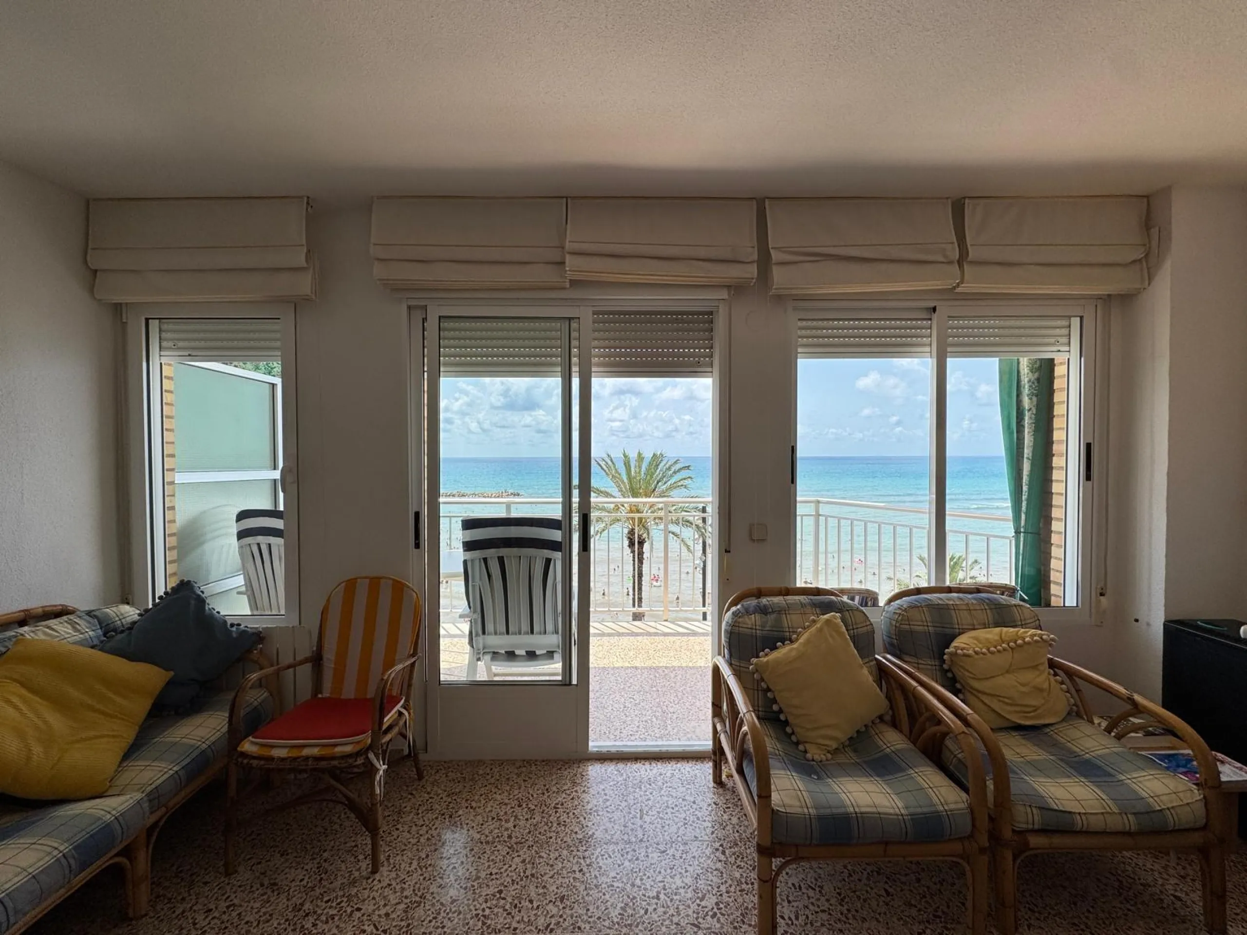 PRIMERA LINEA! APARTAMENTO CON FRONTALES VISTAS AL MAR! CON 101 M2 UTILES! DOS TERRAZAS DE 10 M2. 3 DORM. 2 BAÑOS.