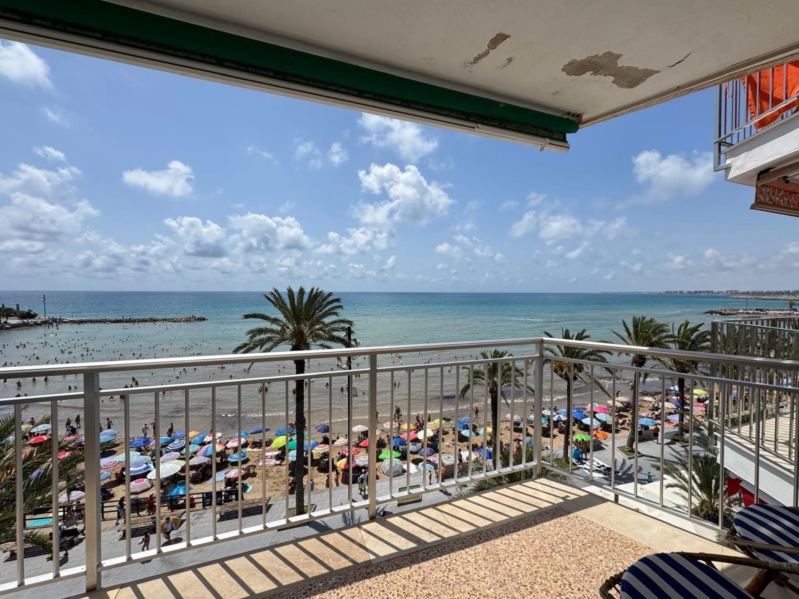 PRIMERA LINEA! APARTAMENTO CON FRONTALES VISTAS AL MAR! CON 101 M2 UTILES! DOS TERRAZAS DE 10 M2. 3 DORM. 2 BAÑOS.