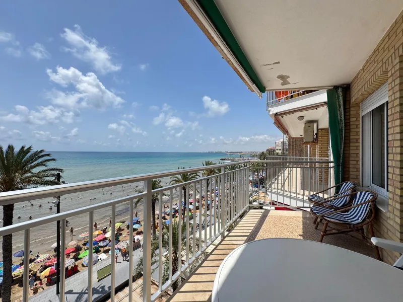 PRIMERA LINEA! APARTAMENTO CON FRONTALES VISTAS AL MAR! CON 101 M2 UTILES! DOS TERRAZAS DE 10 M2. 3 DORM. 2 BAÑOS.