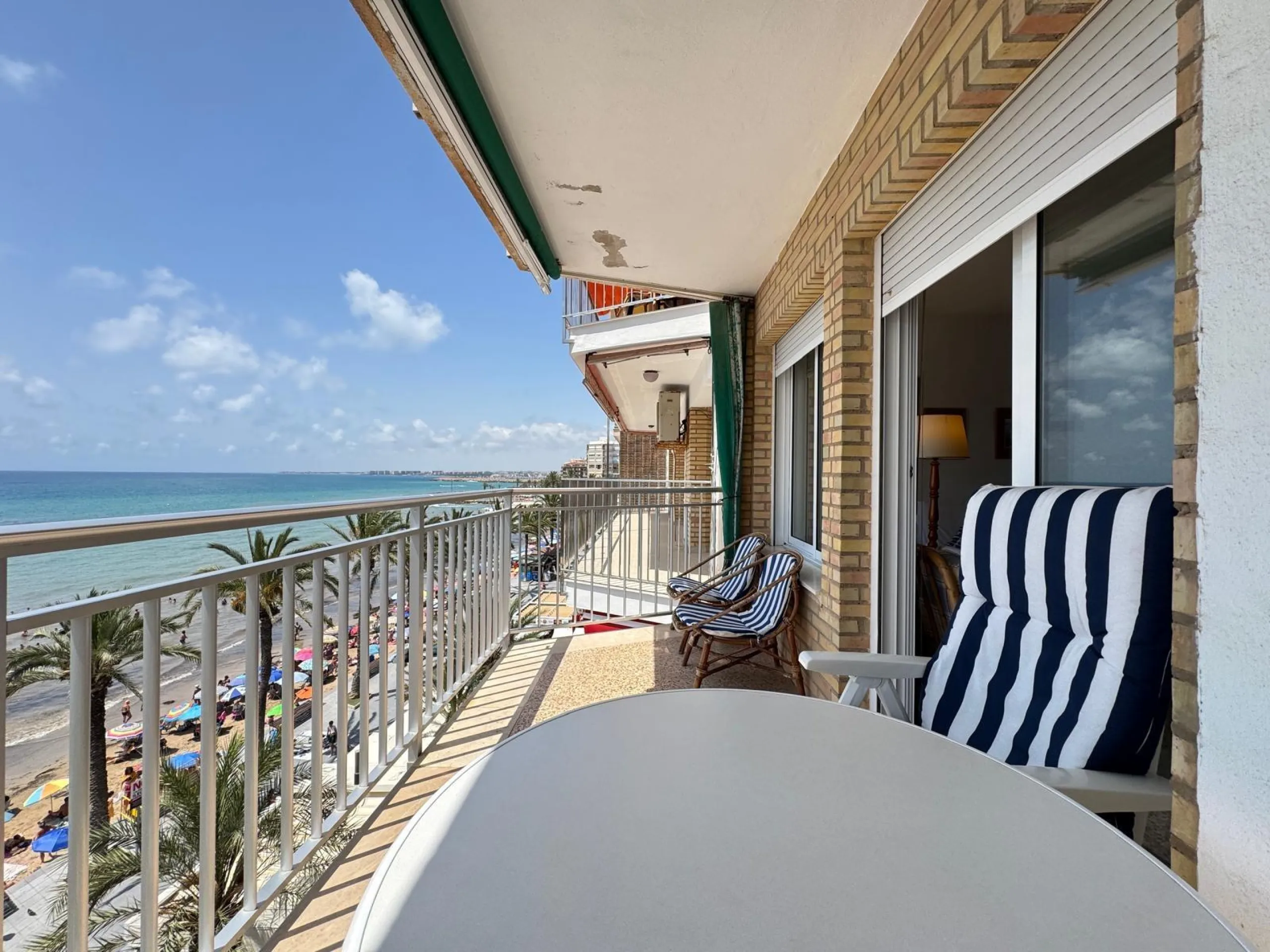 PRIMERA LINEA! APARTAMENTO CON FRONTALES VISTAS AL MAR! CON 101 M2 UTILES! DOS TERRAZAS DE 10 M2. 3 DORM. 2 BAÑOS.