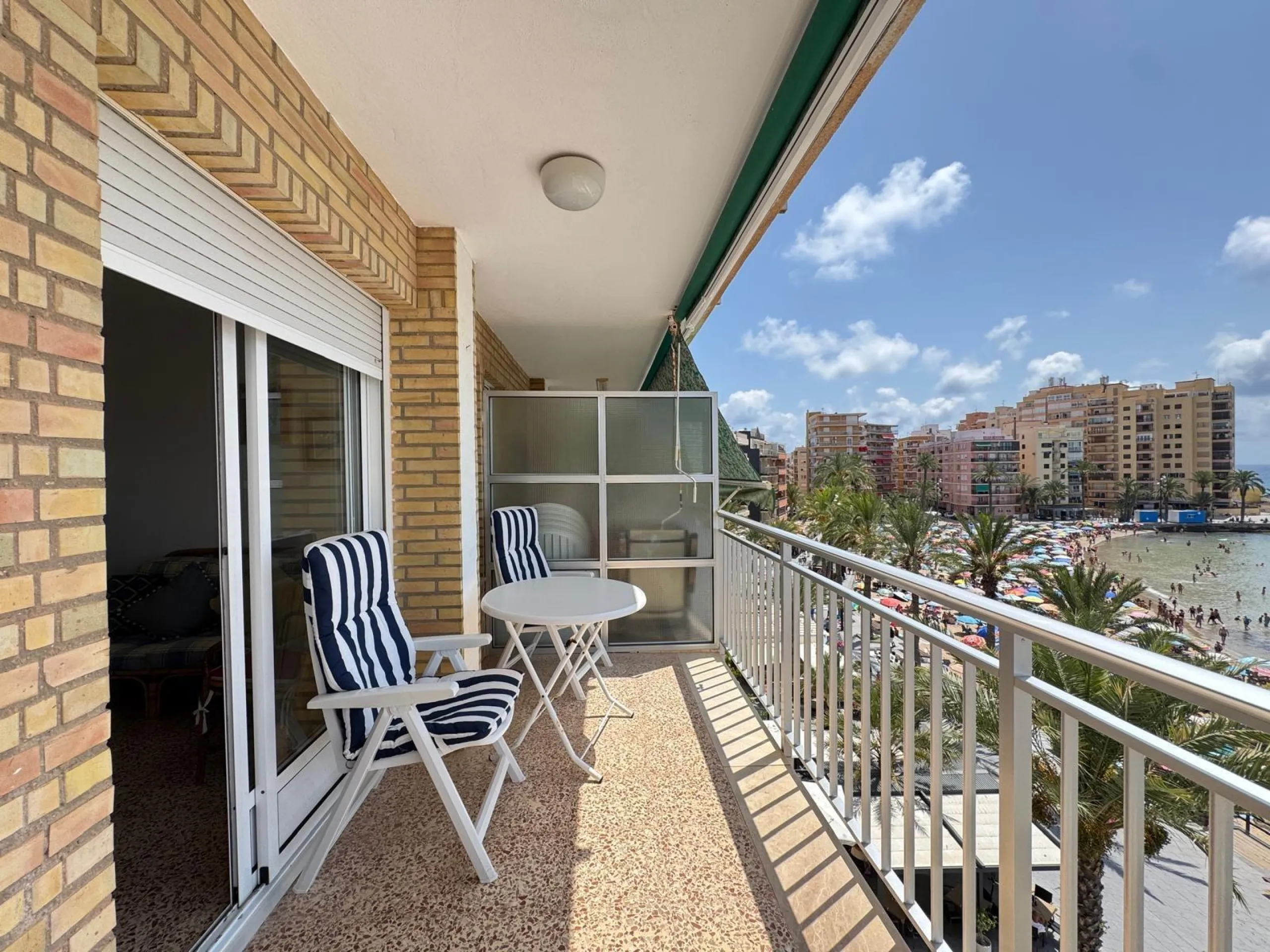 PRIMERA LINEA! APARTAMENTO CON FRONTALES VISTAS AL MAR! CON 101 M2 UTILES! DOS TERRAZAS DE 10 M2. 3 DORM. 2 BAÑOS.