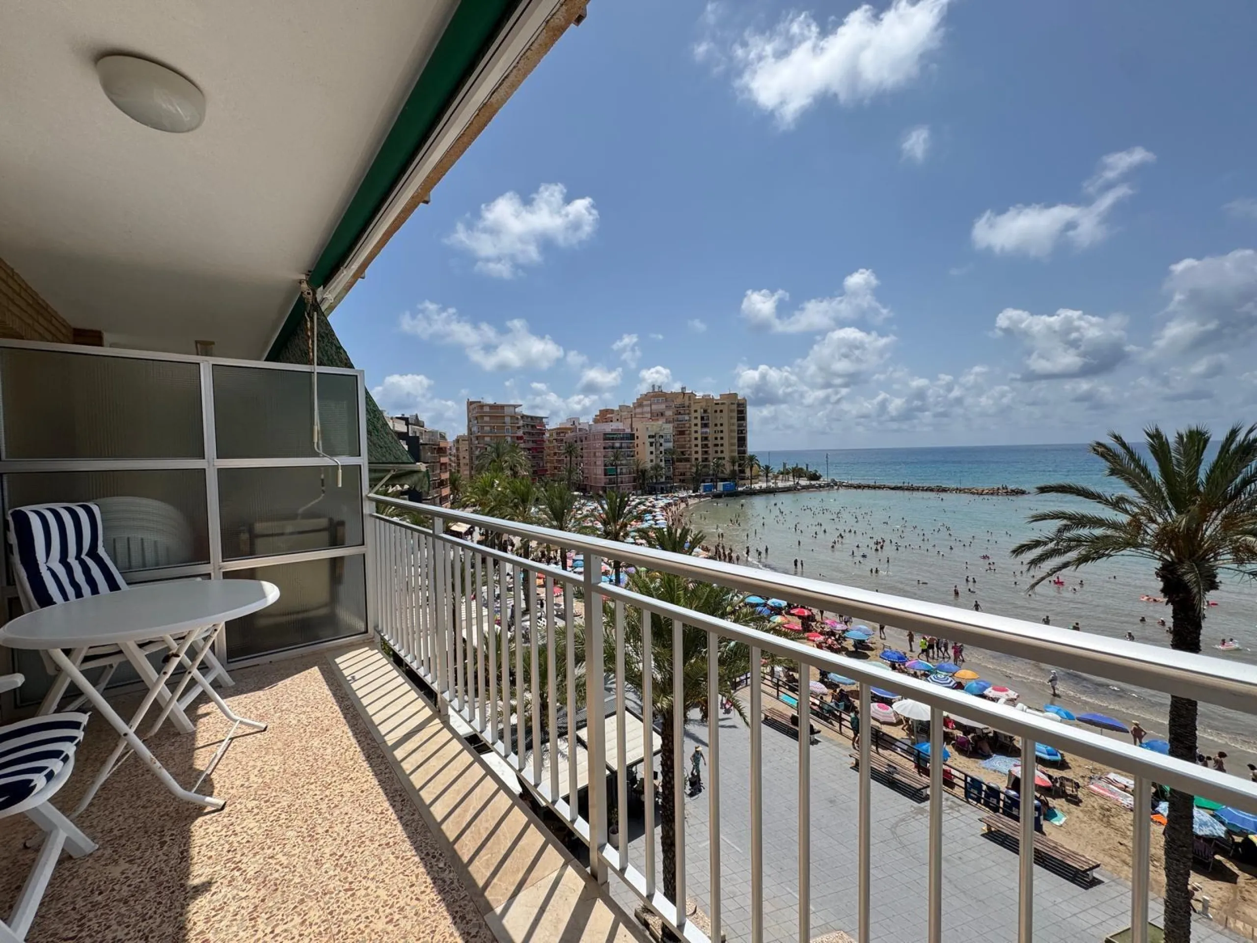 PRIMERA LINEA! APARTAMENTO CON FRONTALES VISTAS AL MAR! CON 101 M2 UTILES! DOS TERRAZAS DE 10 M2. 3 DORM. 2 BAÑOS.