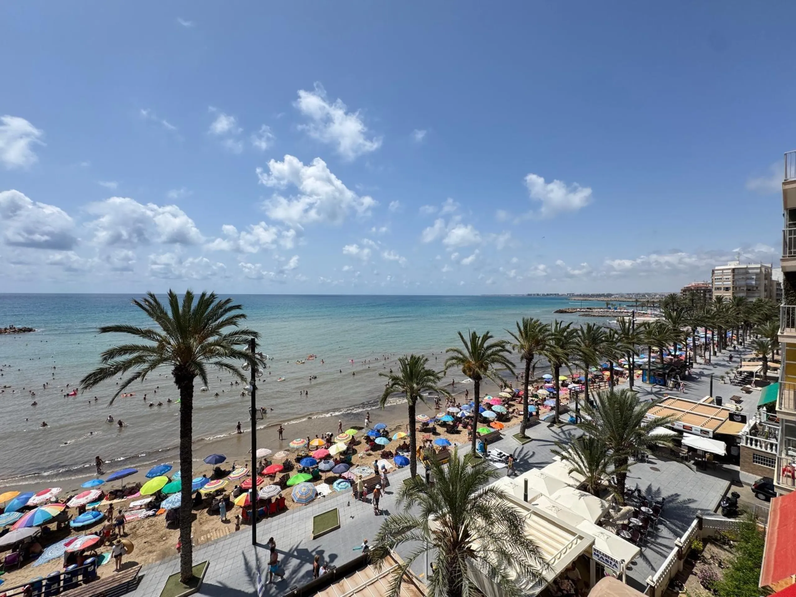 PRIMERA LINEA! APARTAMENTO CON FRONTALES VISTAS AL MAR! CON 101 M2 UTILES! DOS TERRAZAS DE 10 M2. 3 DORM. 2 BAÑOS.