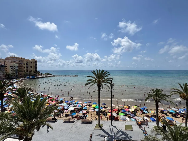 PRIMERA LINEA! APARTAMENTO CON FRONTALES VISTAS AL MAR! CON 101 M2 UTILES! DOS TERRAZAS DE 10 M2. 3 DORM. 2 BAÑOS.