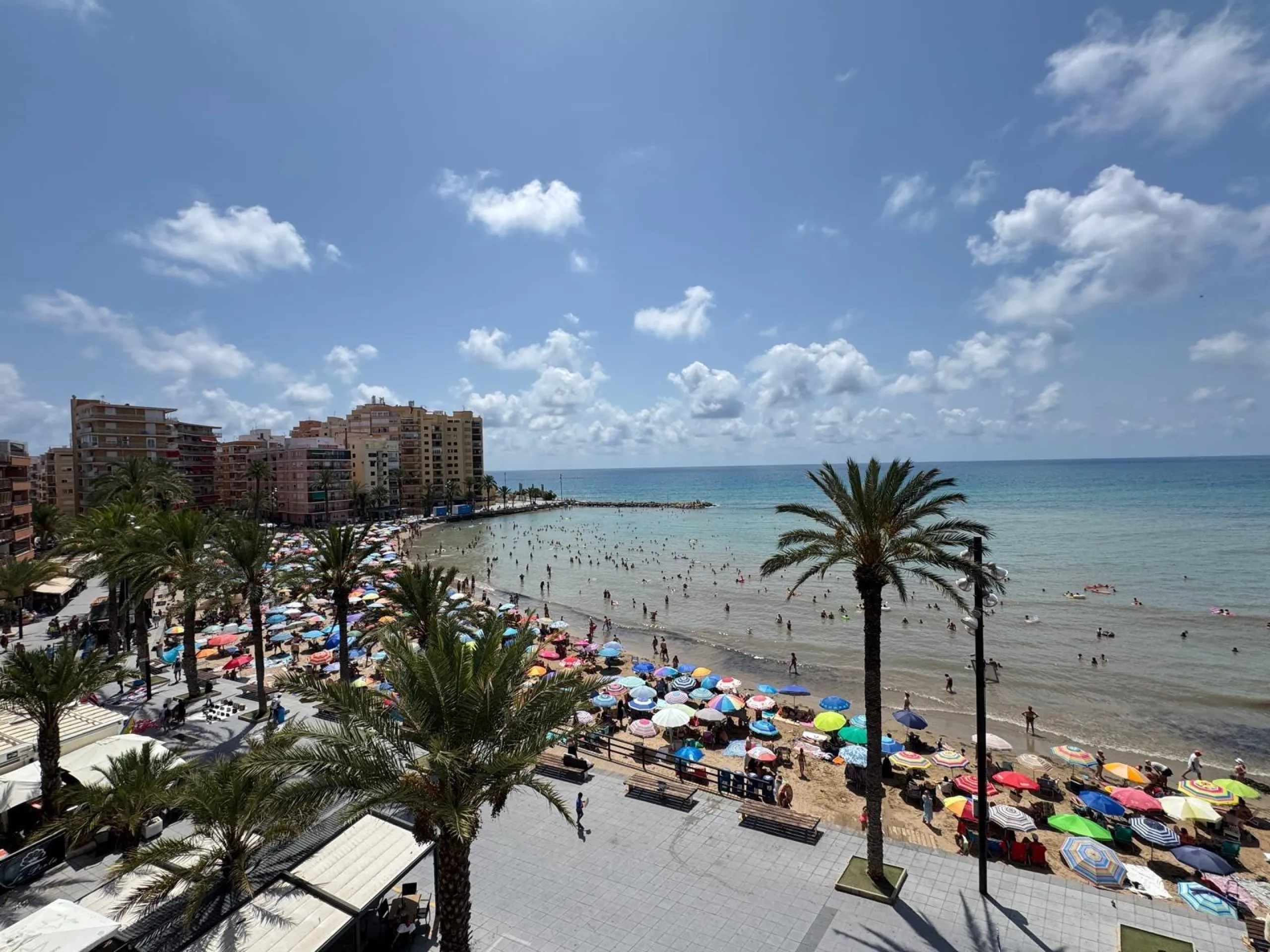 PRIMERA LINEA! APARTAMENTO CON FRONTALES VISTAS AL MAR! CON 101 M2 UTILES! DOS TERRAZAS DE 10 M2. 3 DORM. 2 BAÑOS.
