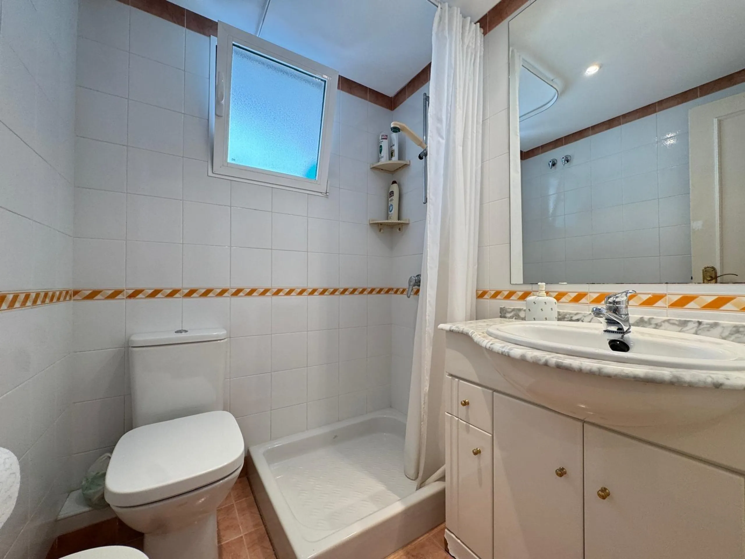 PRIMERA LINEA! APARTAMENTO CON FRONTALES VISTAS AL MAR! CON 101 M2 UTILES! DOS TERRAZAS DE 10 M2. 3 DORM. 2 BAÑOS.
