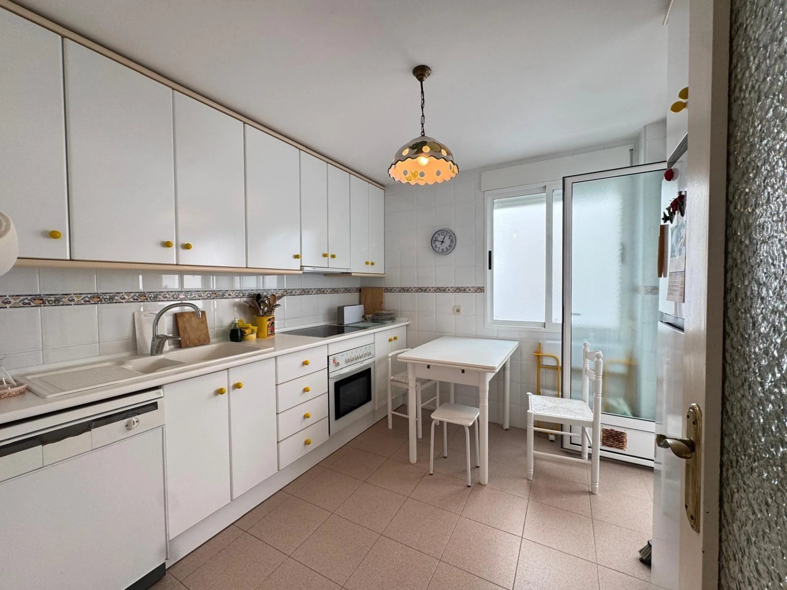 PRIMERA LINEA! APARTAMENTO CON FRONTALES VISTAS AL MAR! CON 101 M2 UTILES! DOS TERRAZAS DE 10 M2. 3 DORM. 2 BAÑOS.