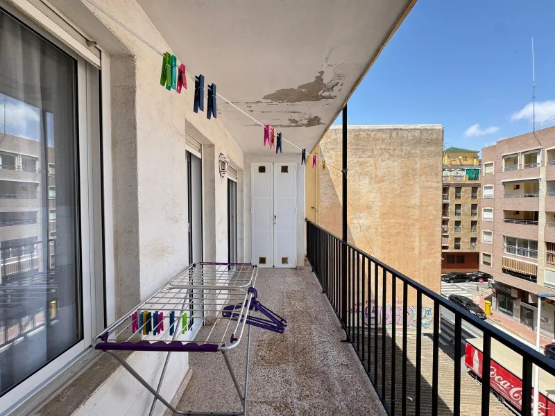 PRIMERA LINEA! APARTAMENTO CON FRONTALES VISTAS AL MAR! CON 101 M2 UTILES! DOS TERRAZAS DE 10 M2. 3 DORM. 2 BAÑOS.