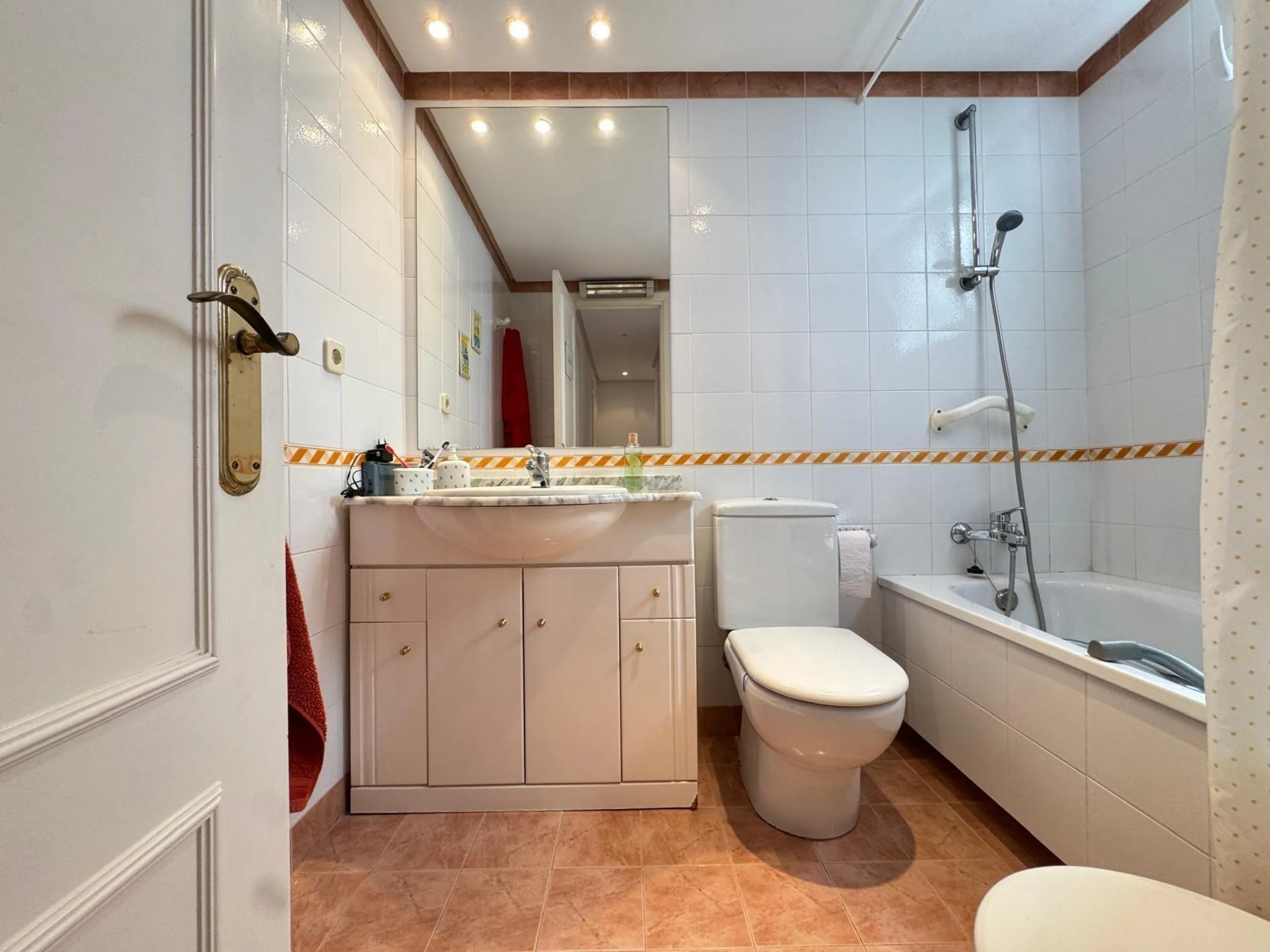 PRIMERA LINEA! APARTAMENTO CON FRONTALES VISTAS AL MAR! CON 101 M2 UTILES! DOS TERRAZAS DE 10 M2. 3 DORM. 2 BAÑOS.