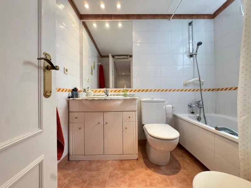 PRIMERA LINEA! APARTAMENTO CON FRONTALES VISTAS AL MAR! CON 101 M2 UTILES! DOS TERRAZAS DE 10 M2. 3 DORM. 2 BAÑOS.