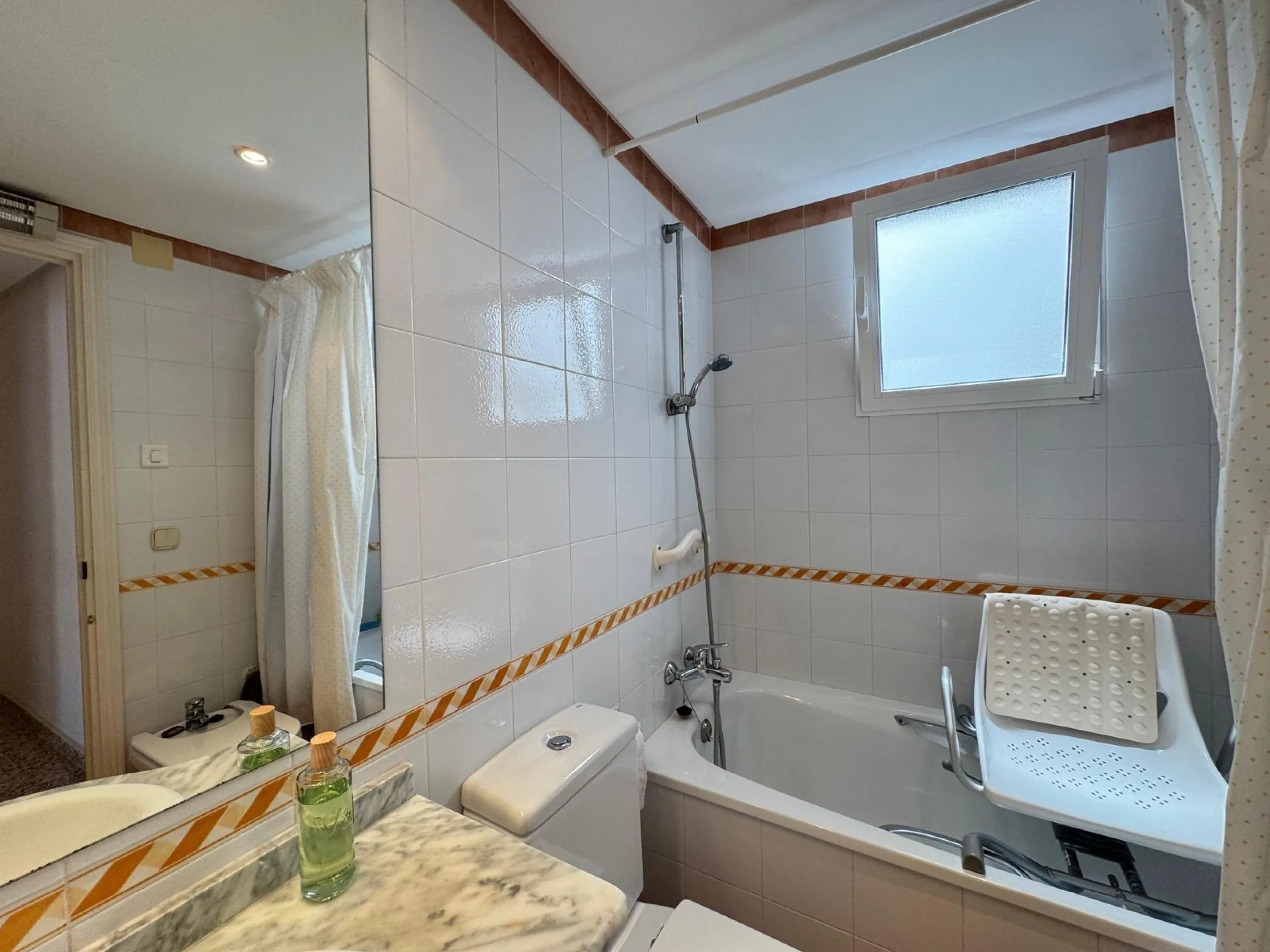 PRIMERA LINEA! APARTAMENTO CON FRONTALES VISTAS AL MAR! CON 101 M2 UTILES! DOS TERRAZAS DE 10 M2. 3 DORM. 2 BAÑOS.