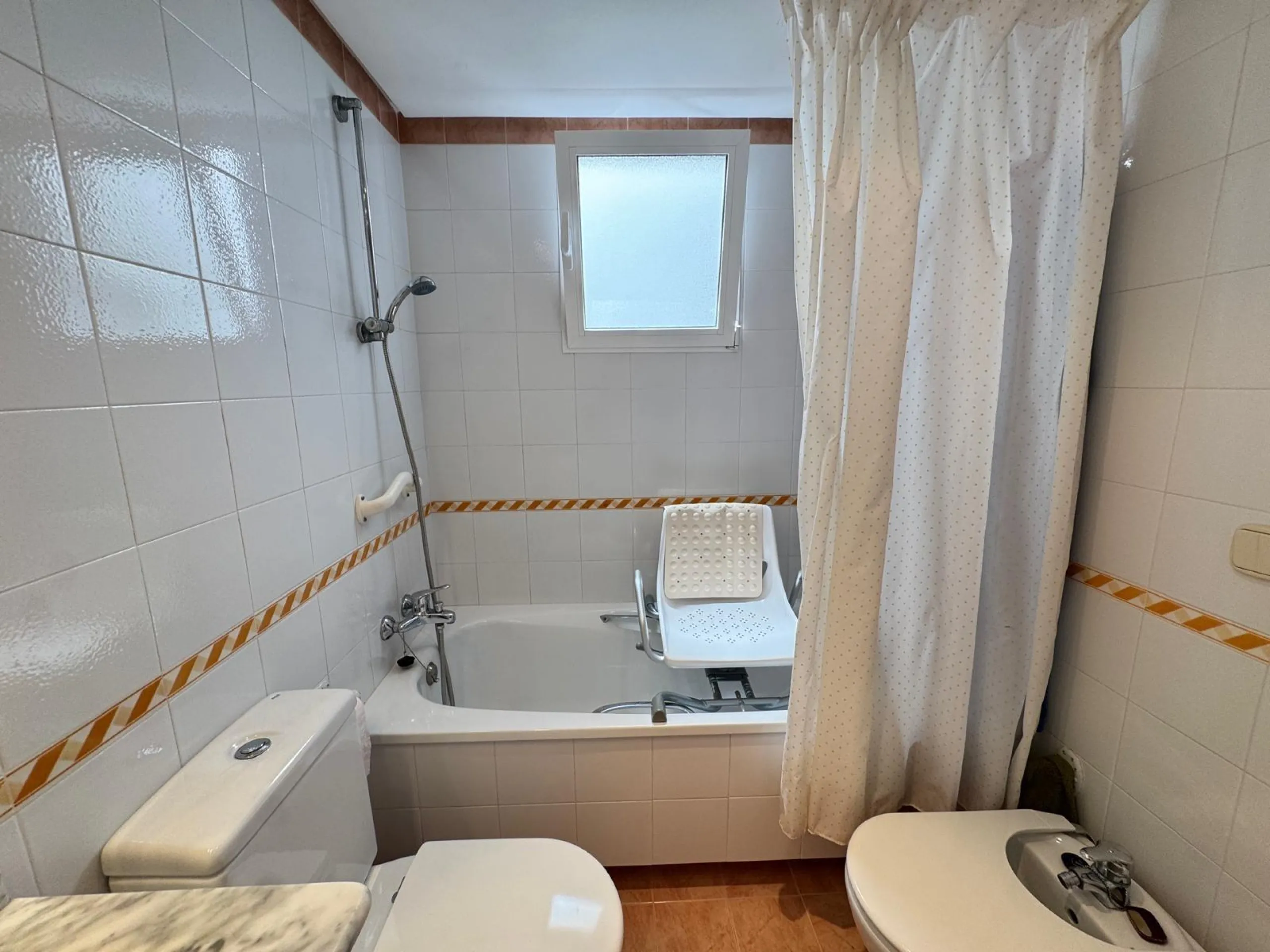 PRIMERA LINEA! APARTAMENTO CON FRONTALES VISTAS AL MAR! CON 101 M2 UTILES! DOS TERRAZAS DE 10 M2. 3 DORM. 2 BAÑOS.