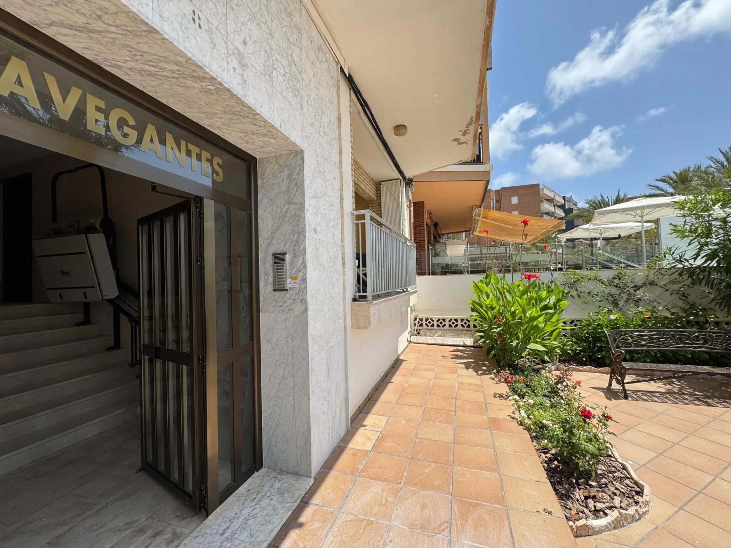 PRIMERA LINEA! APARTAMENTO CON FRONTALES VISTAS AL MAR! CON 101 M2 UTILES! DOS TERRAZAS DE 10 M2. 3 DORM. 2 BAÑOS.