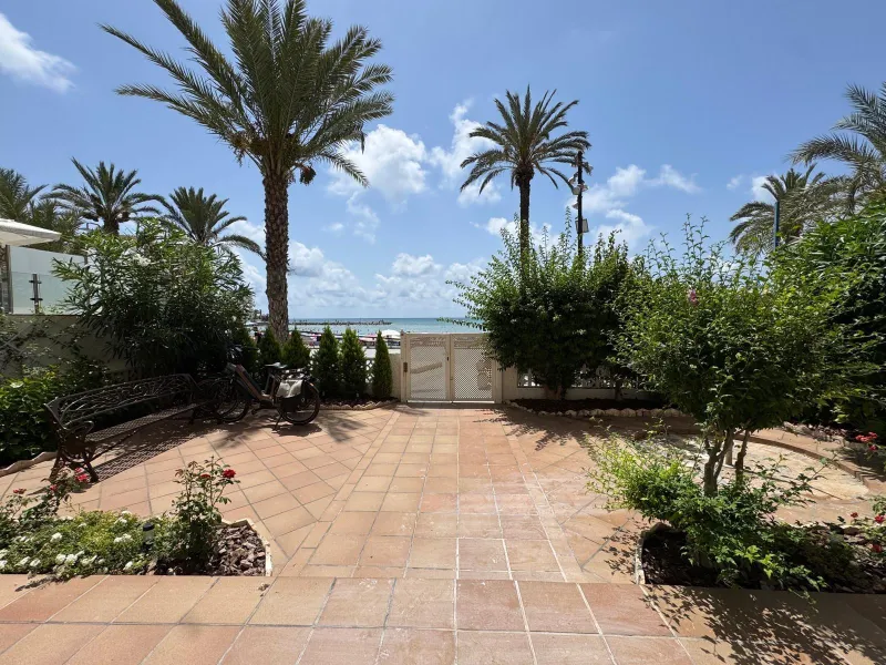 PRIMERA LINEA! APARTAMENTO CON FRONTALES VISTAS AL MAR! CON 101 M2 UTILES! DOS TERRAZAS DE 10 M2. 3 DORM. 2 BAÑOS.