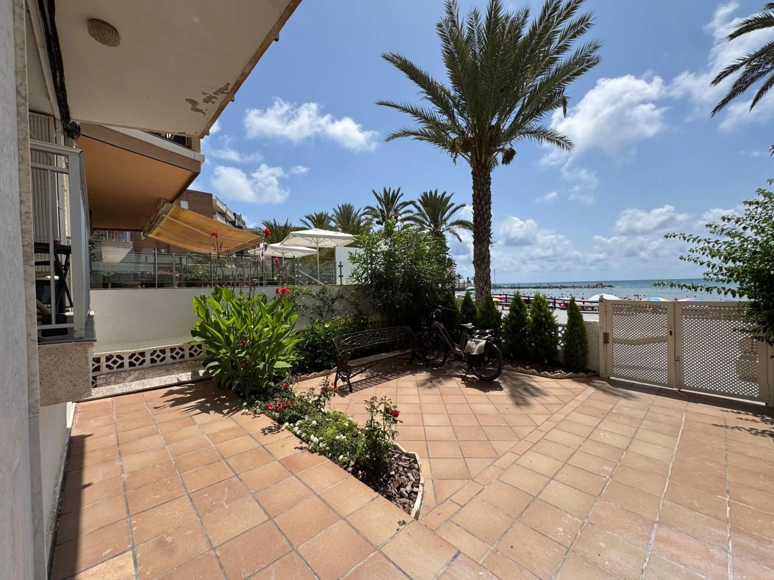 PRIMERA LINEA! APARTAMENTO CON FRONTALES VISTAS AL MAR! CON 101 M2 UTILES! DOS TERRAZAS DE 10 M2. 3 DORM. 2 BAÑOS.
