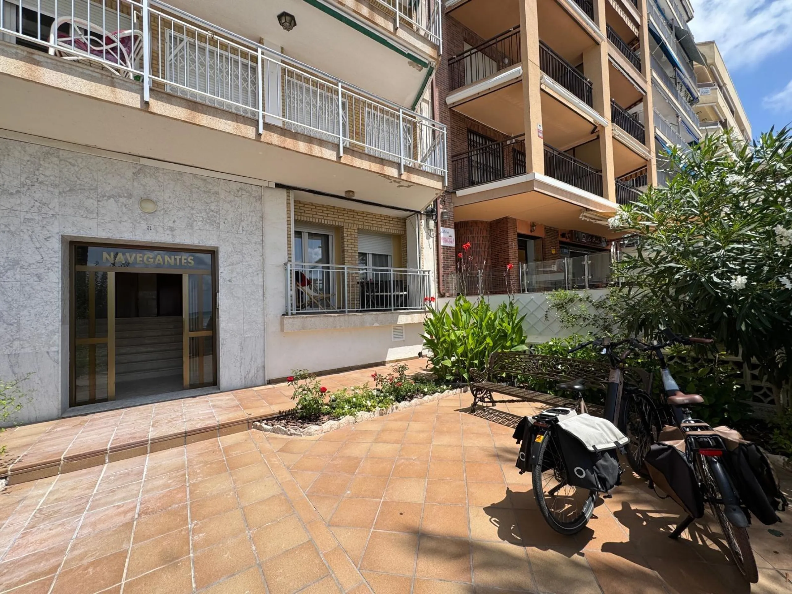 PRIMERA LINEA! APARTAMENTO CON FRONTALES VISTAS AL MAR! CON 101 M2 UTILES! DOS TERRAZAS DE 10 M2. 3 DORM. 2 BAÑOS.
