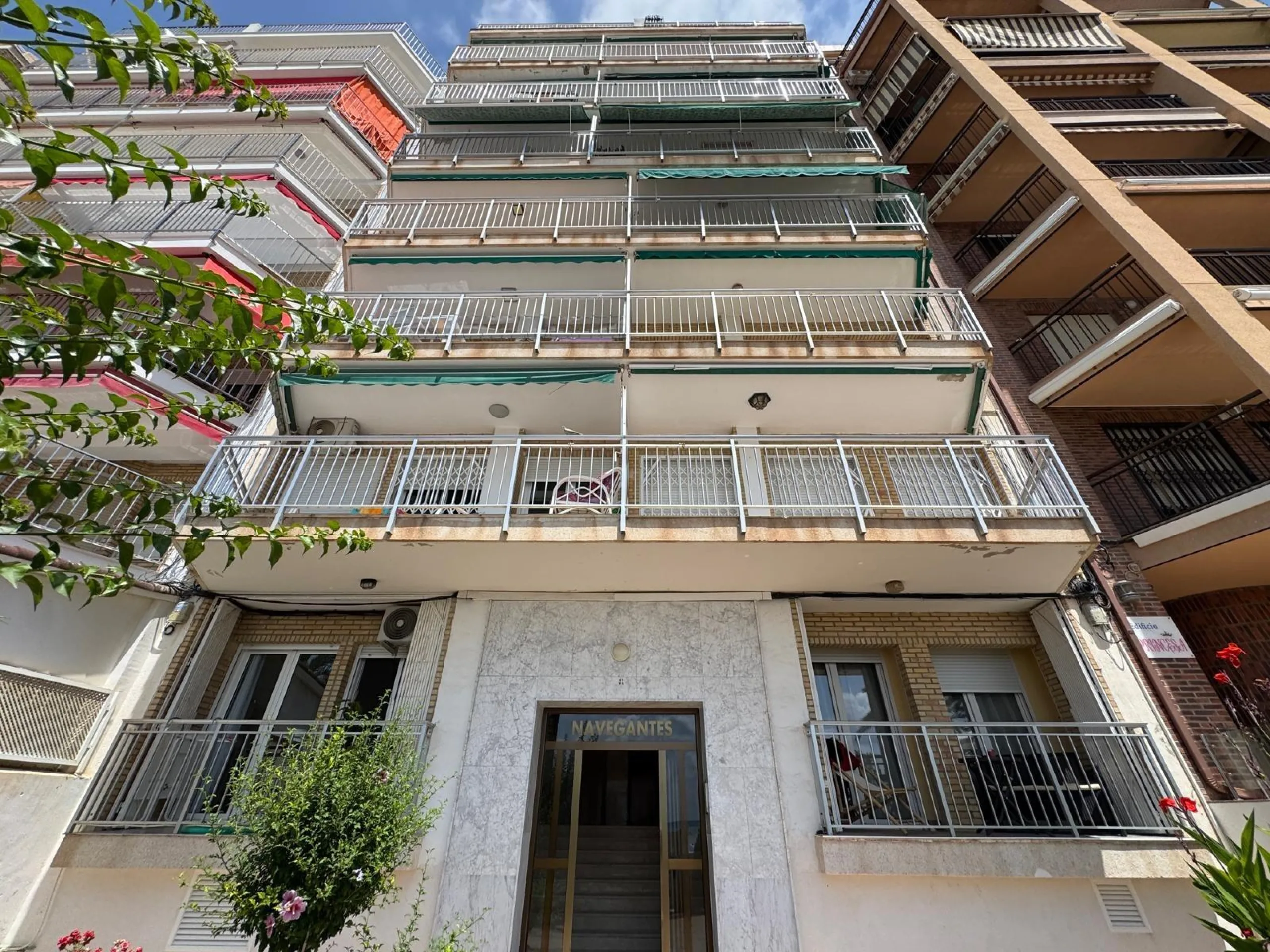 PRIMERA LINEA! APARTAMENTO CON FRONTALES VISTAS AL MAR! CON 101 M2 UTILES! DOS TERRAZAS DE 10 M2. 3 DORM. 2 BAÑOS.