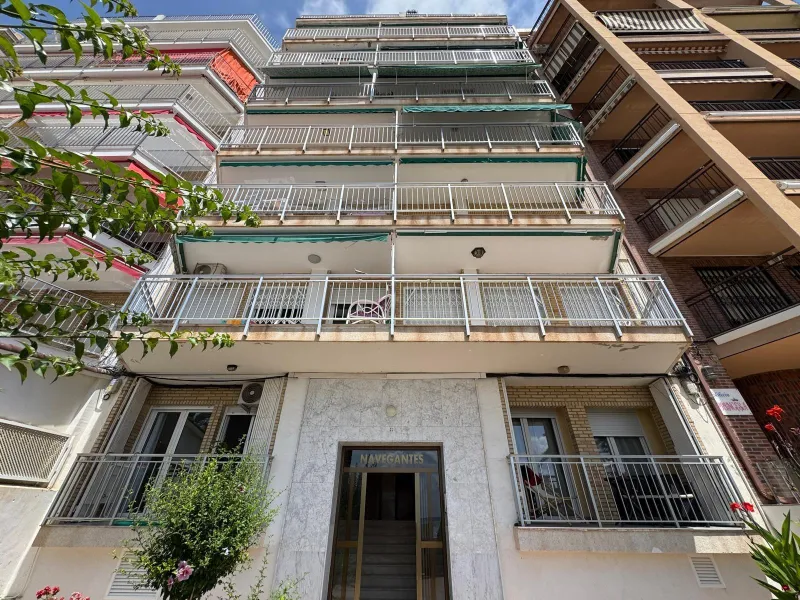 PRIMERA LINEA! APARTAMENTO CON FRONTALES VISTAS AL MAR! CON 101 M2 UTILES! DOS TERRAZAS DE 10 M2. 3 DORM. 2 BAÑOS.