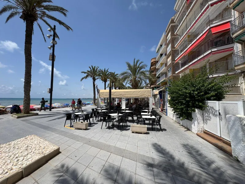 PRIMERA LINEA! APARTAMENTO CON FRONTALES VISTAS AL MAR! CON 101 M2 UTILES! DOS TERRAZAS DE 10 M2. 3 DORM. 2 BAÑOS.