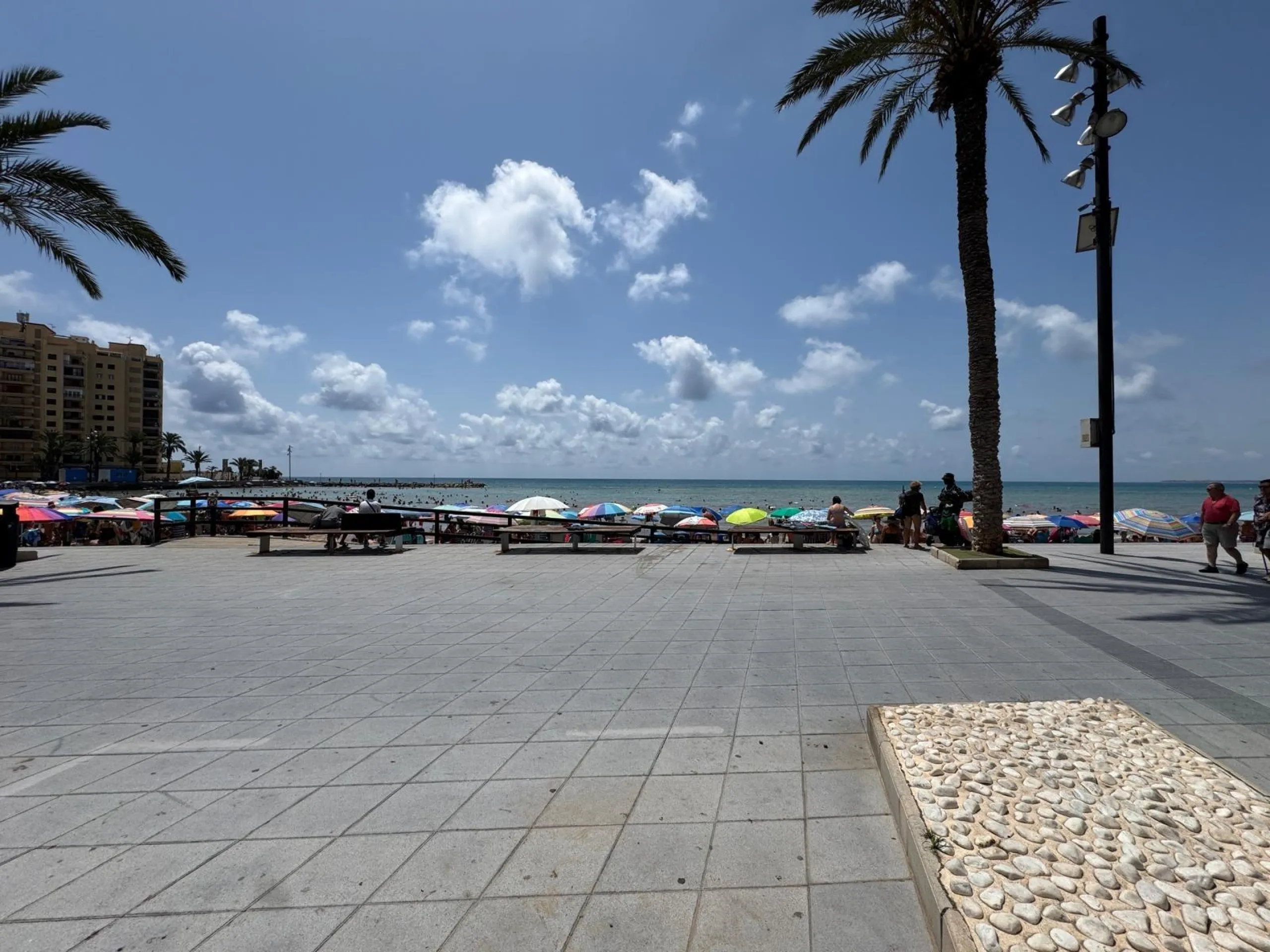 PRIMERA LINEA! APARTAMENTO CON FRONTALES VISTAS AL MAR! CON 101 M2 UTILES! DOS TERRAZAS DE 10 M2. 3 DORM. 2 BAÑOS.