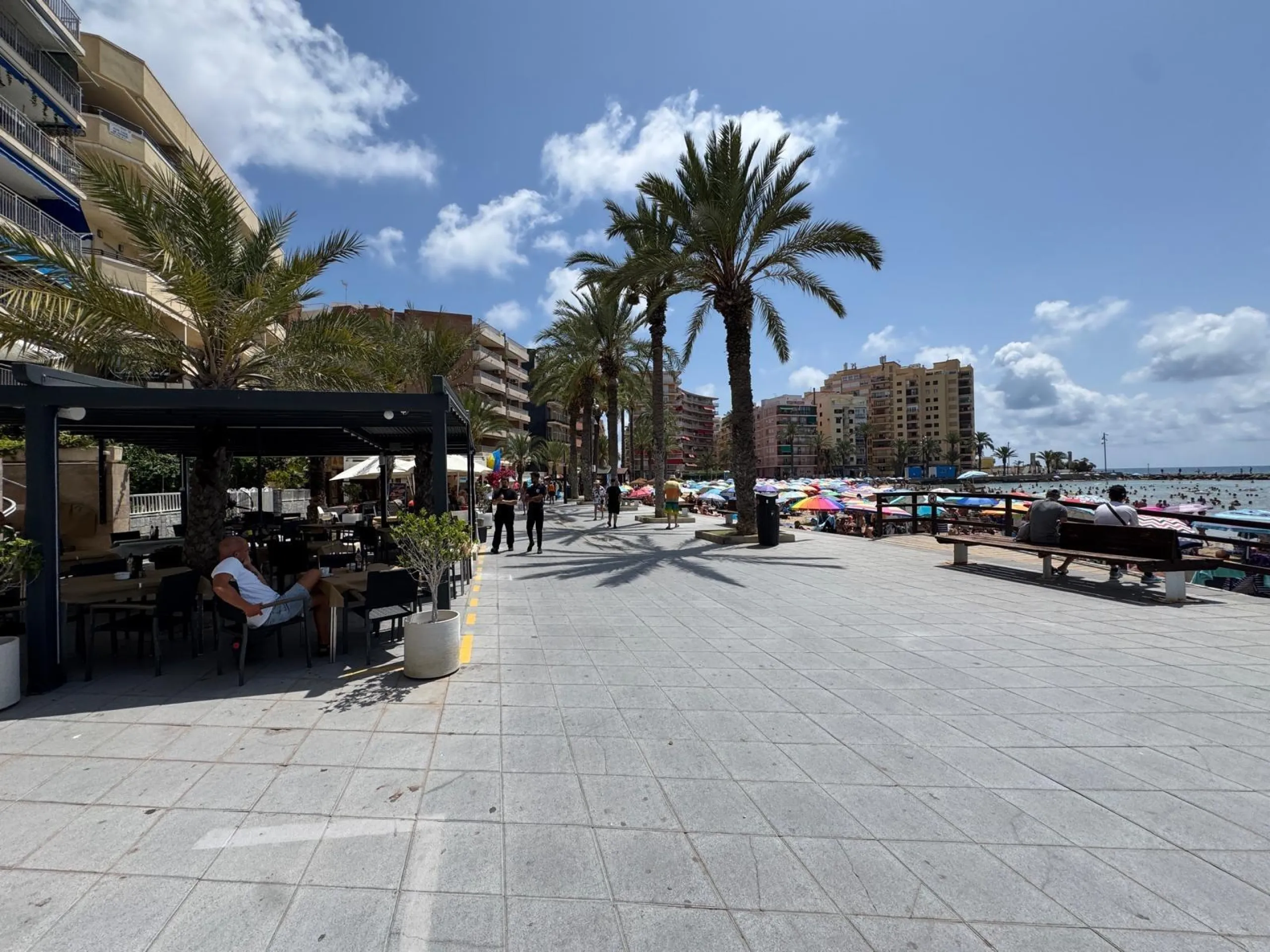 PRIMERA LINEA! APARTAMENTO CON FRONTALES VISTAS AL MAR! CON 101 M2 UTILES! DOS TERRAZAS DE 10 M2. 3 DORM. 2 BAÑOS.