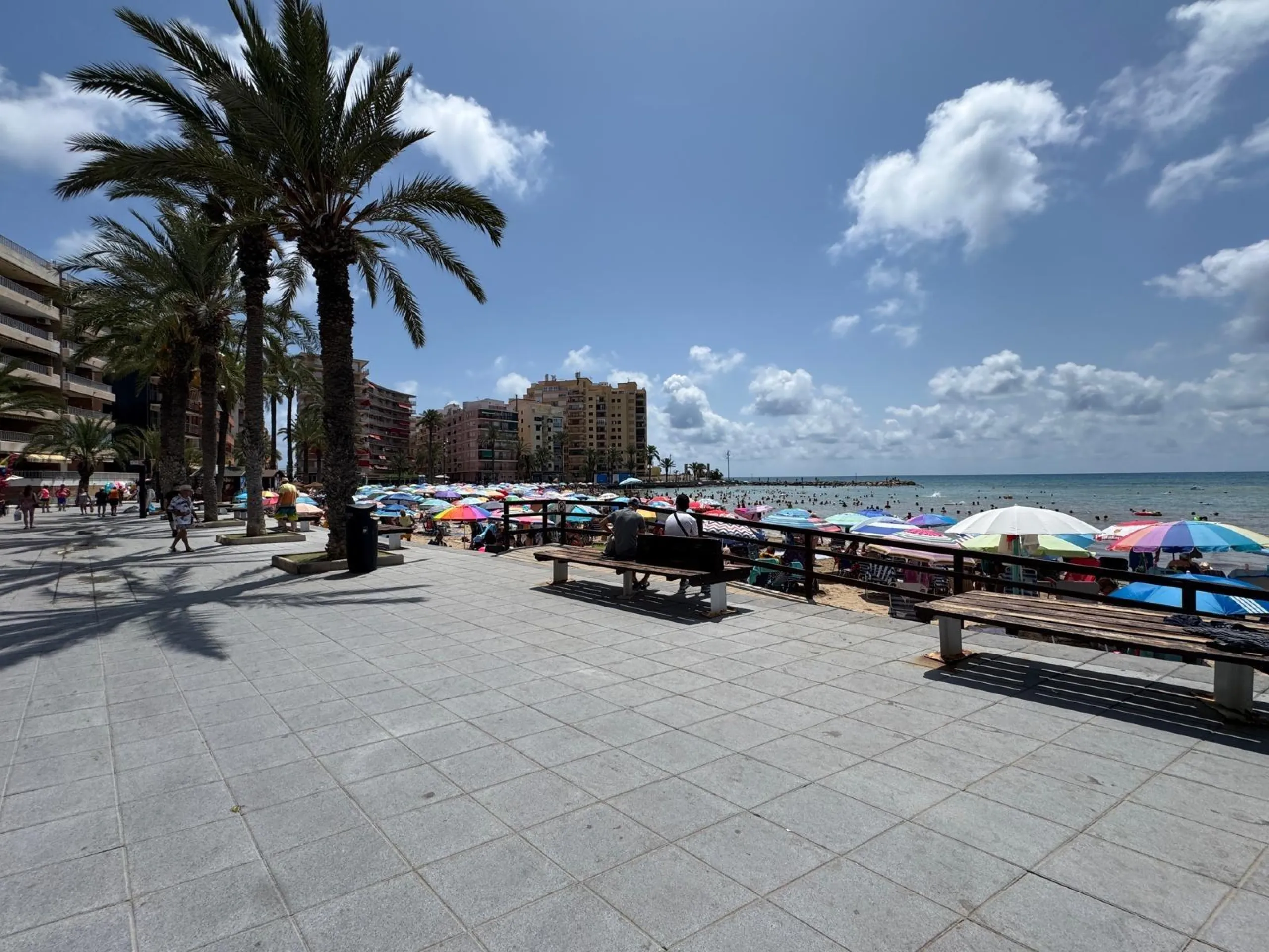 PRIMERA LINEA! APARTAMENTO CON FRONTALES VISTAS AL MAR! CON 101 M2 UTILES! DOS TERRAZAS DE 10 M2. 3 DORM. 2 BAÑOS.