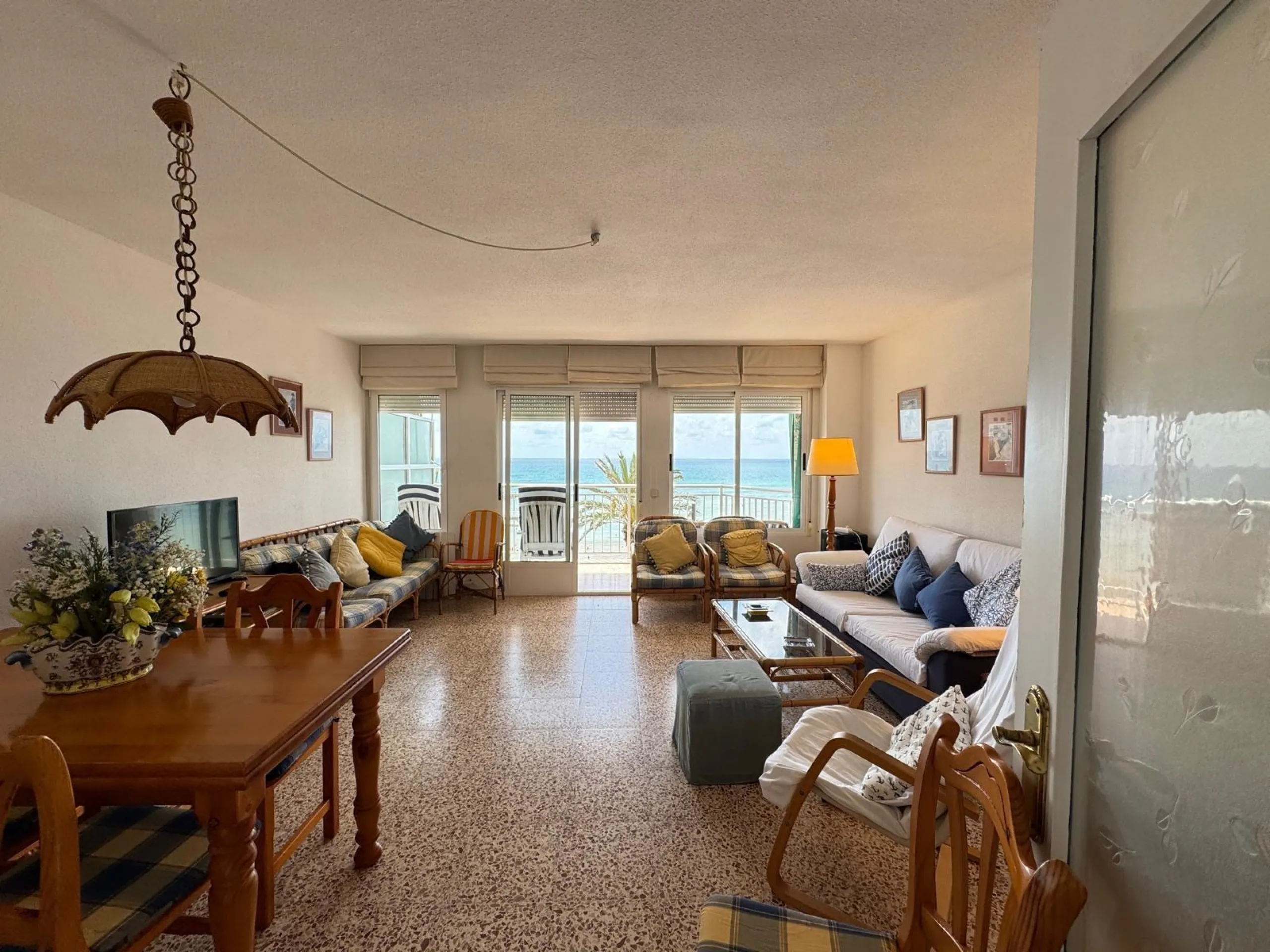 PRIMERA LINEA! APARTAMENTO CON FRONTALES VISTAS AL MAR! CON 101 M2 UTILES! DOS TERRAZAS DE 10 M2. 3 DORM. 2 BAÑOS.