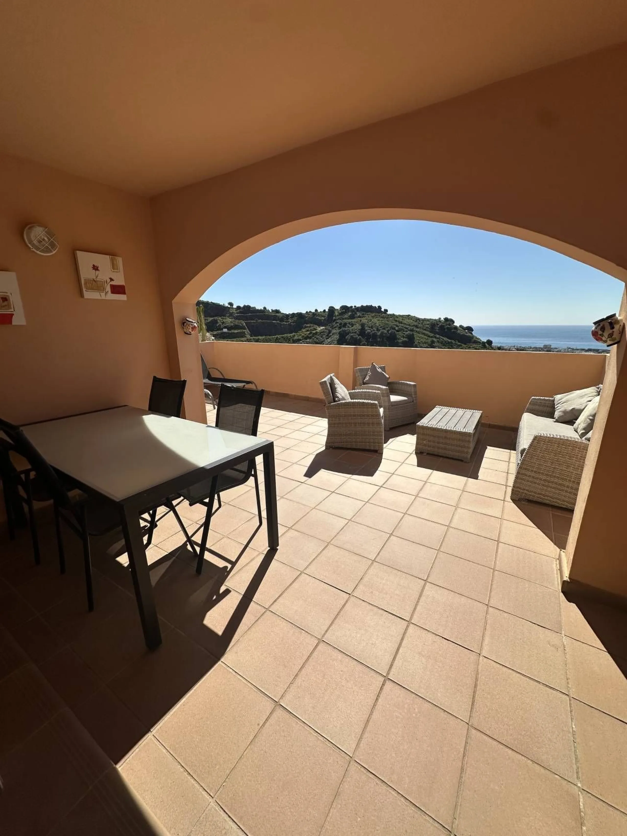 Atemberaubende 2-Zimmer-Wohnung mit Meerblick, privatem Tiefgaragenstellplatz und Abstellraum – Bellavista Hills 2, Calahonda – 349.000 €