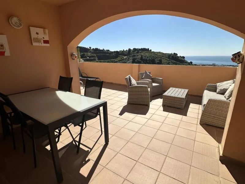 Atemberaubende 2-Zimmer-Wohnung mit Meerblick, privatem Tiefgaragenstellplatz und Abstellraum – Bellavista Hills 2, Calahonda – 349.000 €