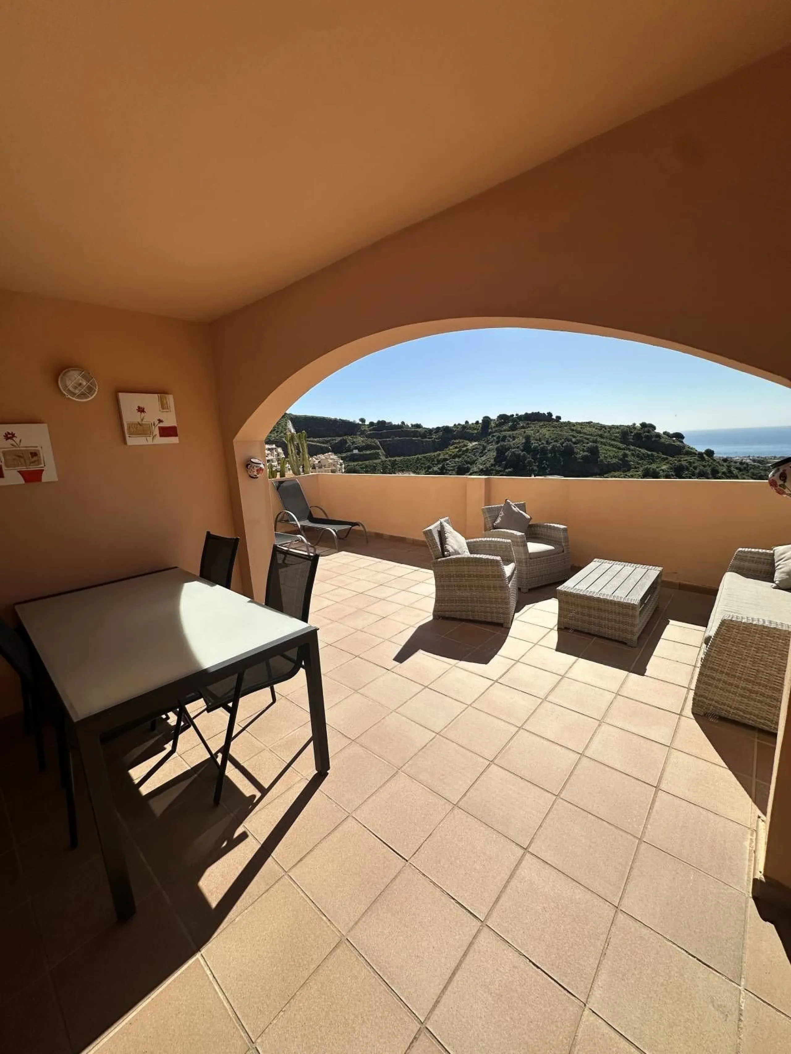 Atemberaubende 2-Zimmer-Wohnung mit Meerblick, privatem Tiefgaragenstellplatz und Abstellraum – Bellavista Hills 2, Calahonda – 349.000 €