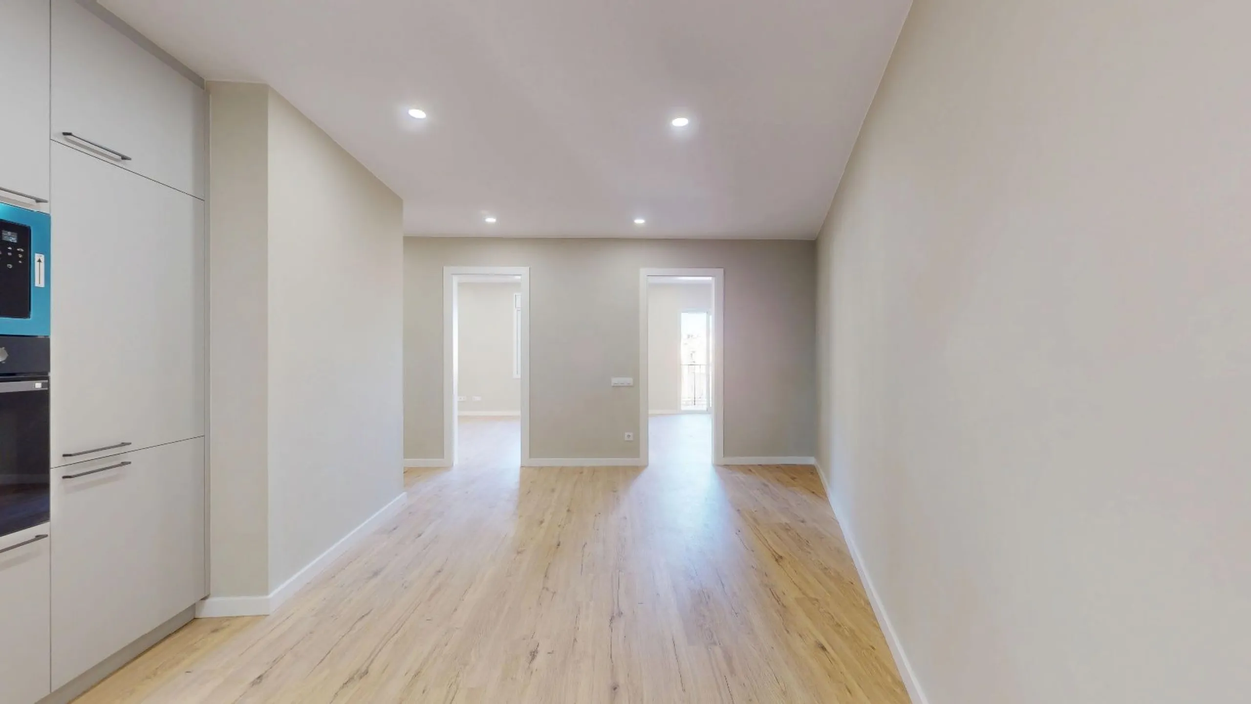 Piso alto con dos orientaciones y balcones en Sants, Barcelona