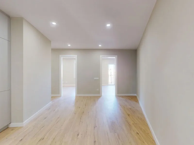 Piso alto con dos orientaciones y balcones en Sants, Barcelona