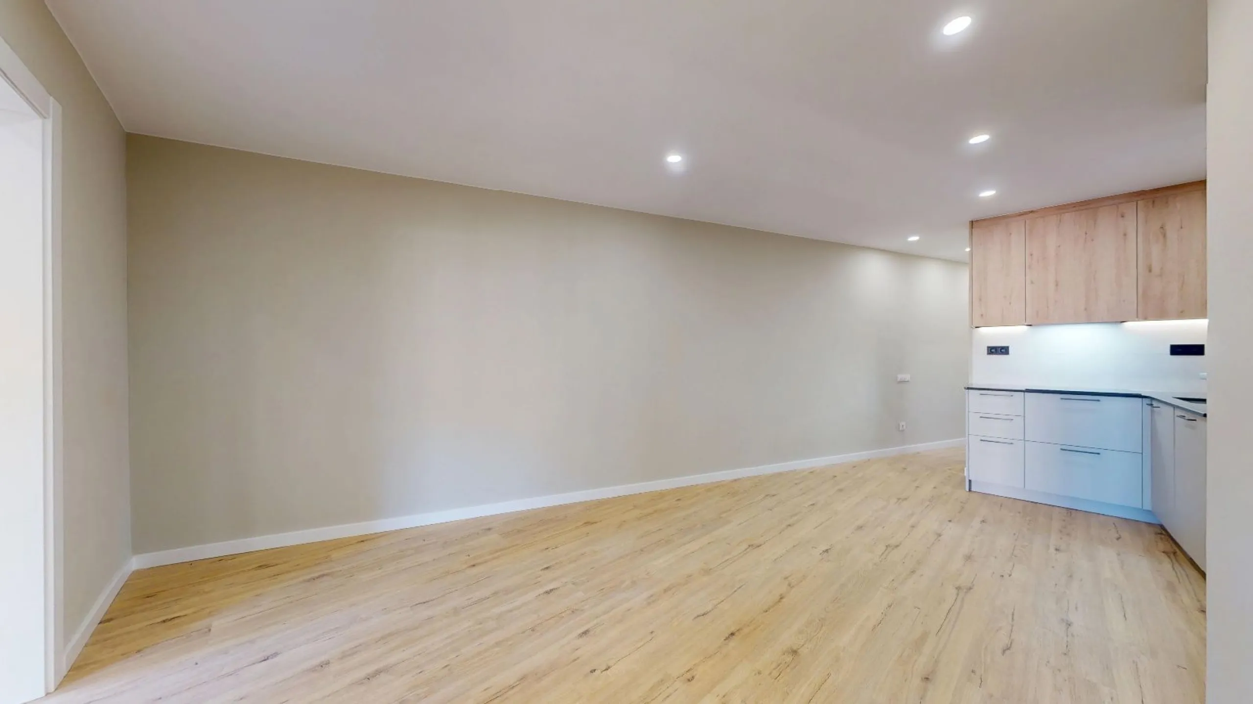 Piso alto con dos orientaciones y balcones en Sants, Barcelona