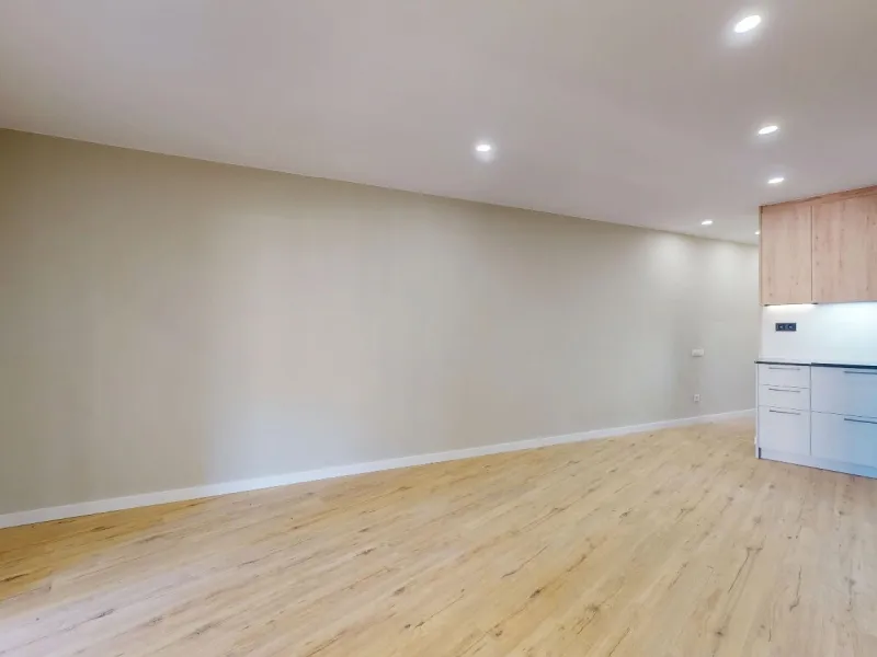 Piso alto con dos orientaciones y balcones en Sants, Barcelona
