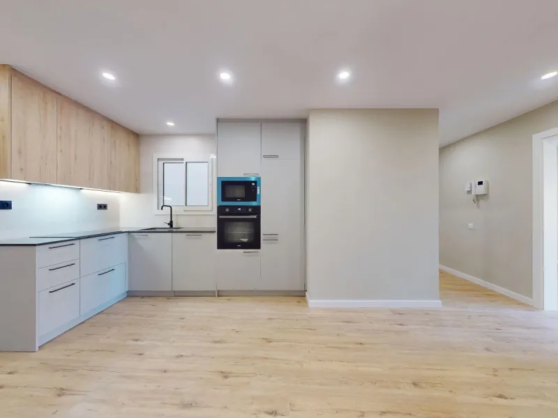 Piso alto con dos orientaciones y balcones en Sants, Barcelona