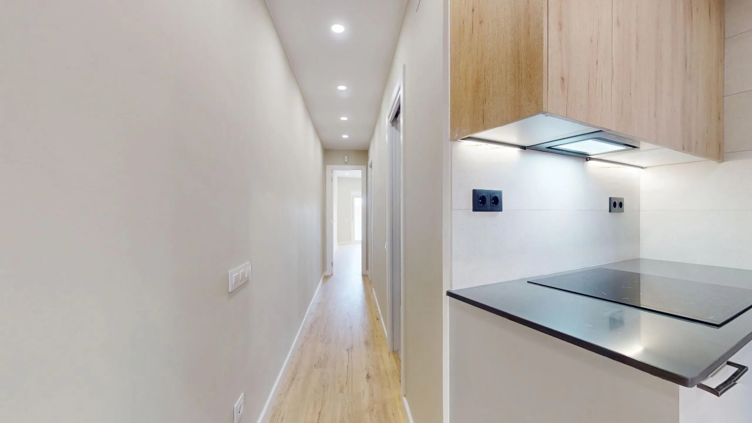 Piso alto con dos orientaciones y balcones en Sants, Barcelona