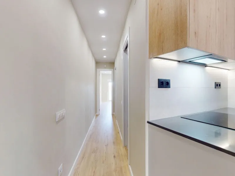 Piso alto con dos orientaciones y balcones en Sants, Barcelona