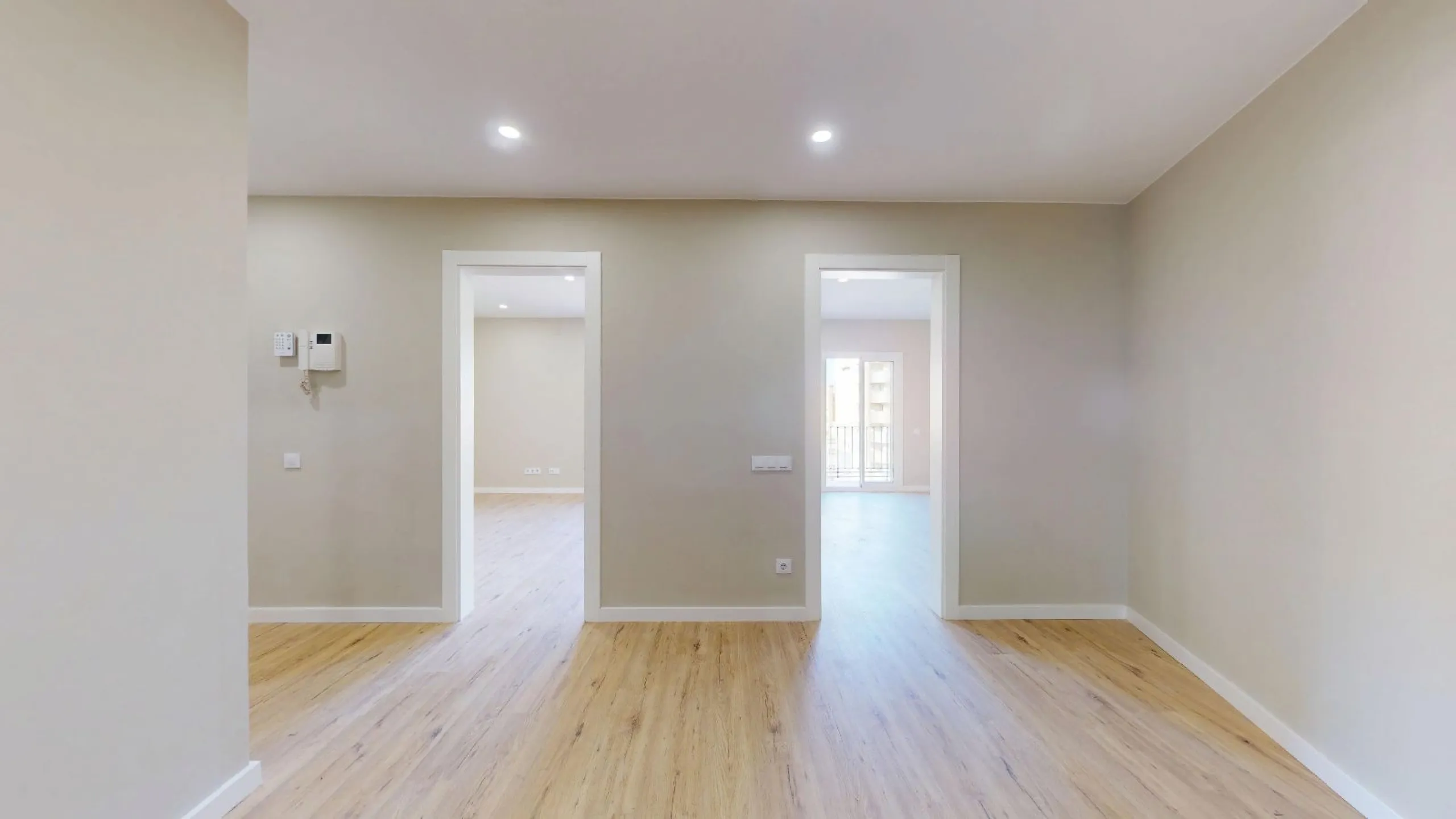 Piso alto con dos orientaciones y balcones en Sants, Barcelona